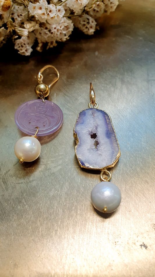 Orecchini in ottone con drusa, giada, perle