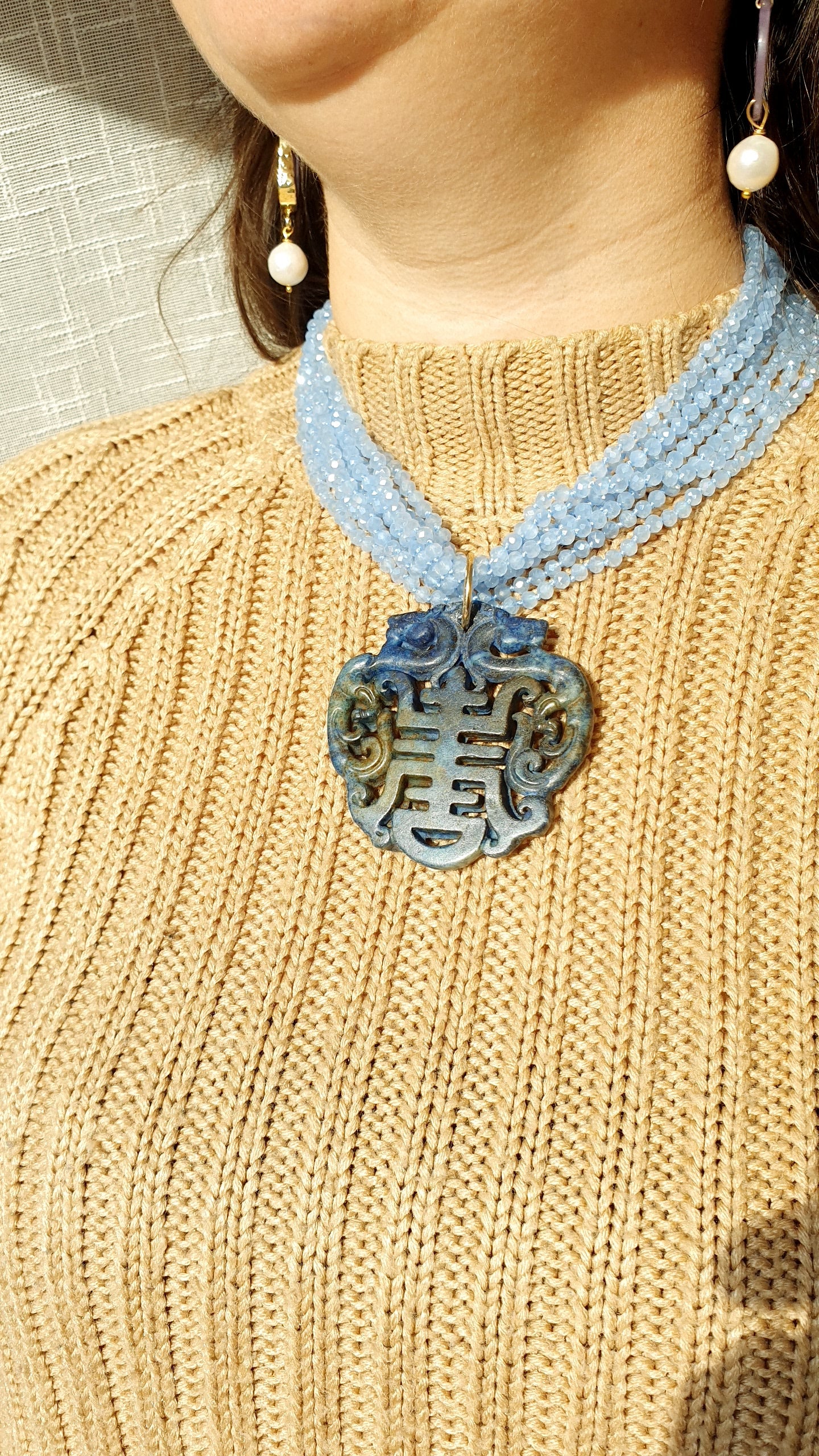 Girocollo di cristallini con giada intagliata