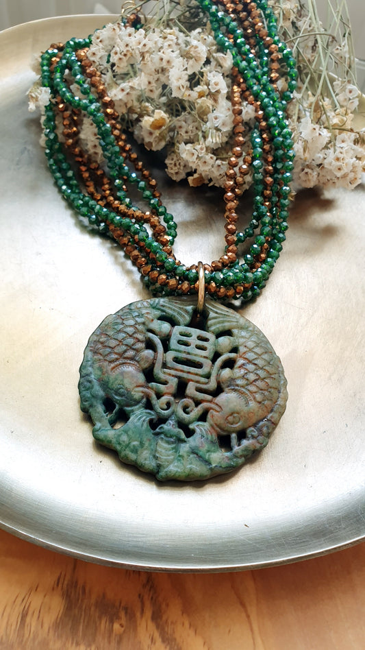 Girocollo di cristallini con giada intagliata