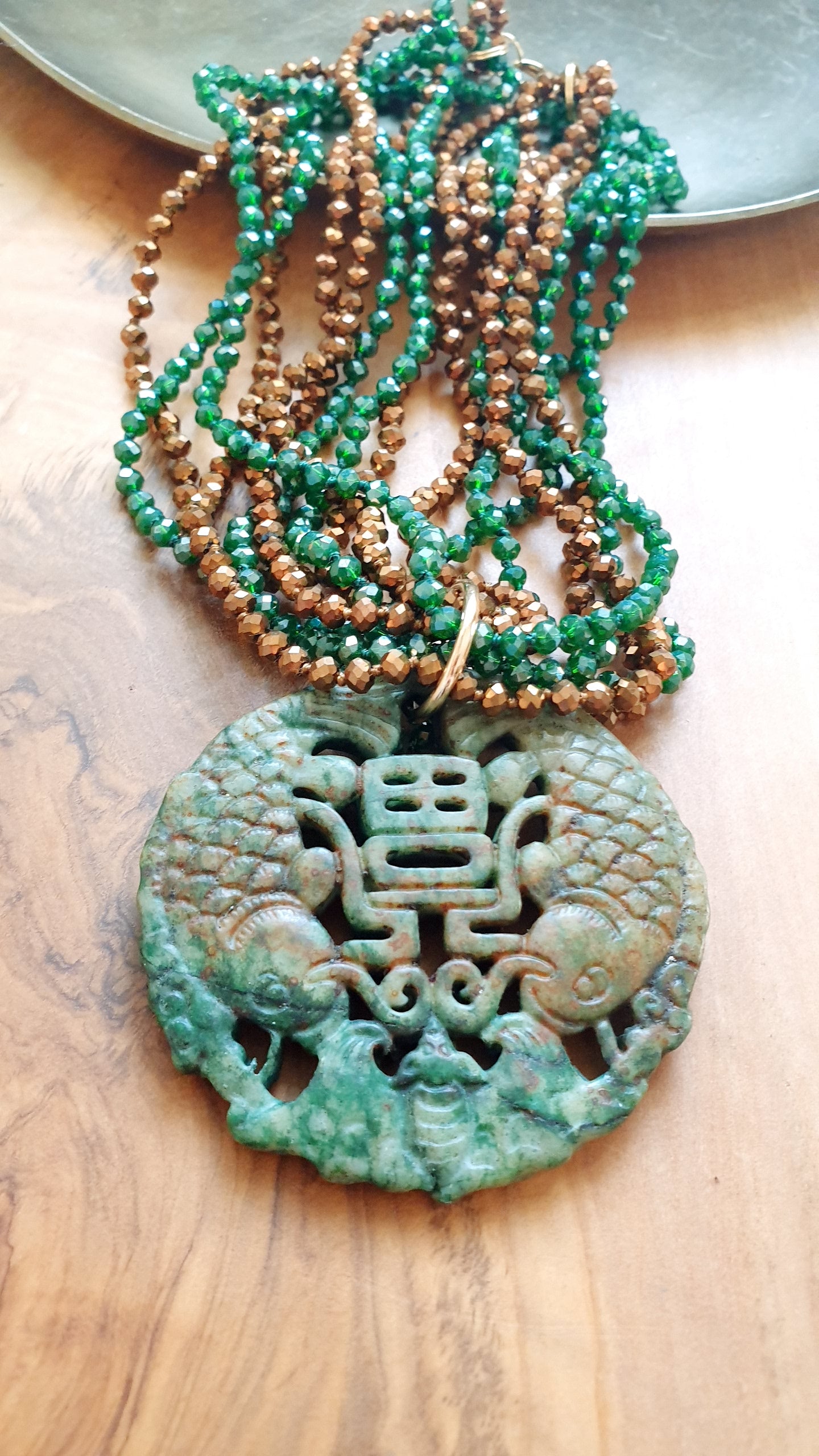 Girocollo di cristallini con giada intagliata