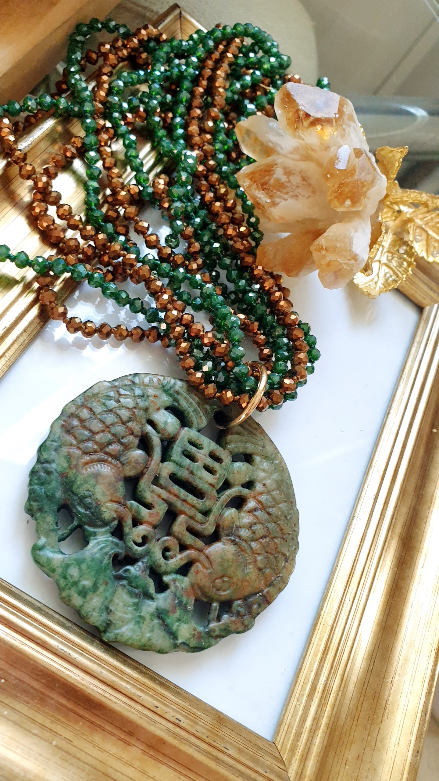 Girocollo di cristallini con giada intagliata