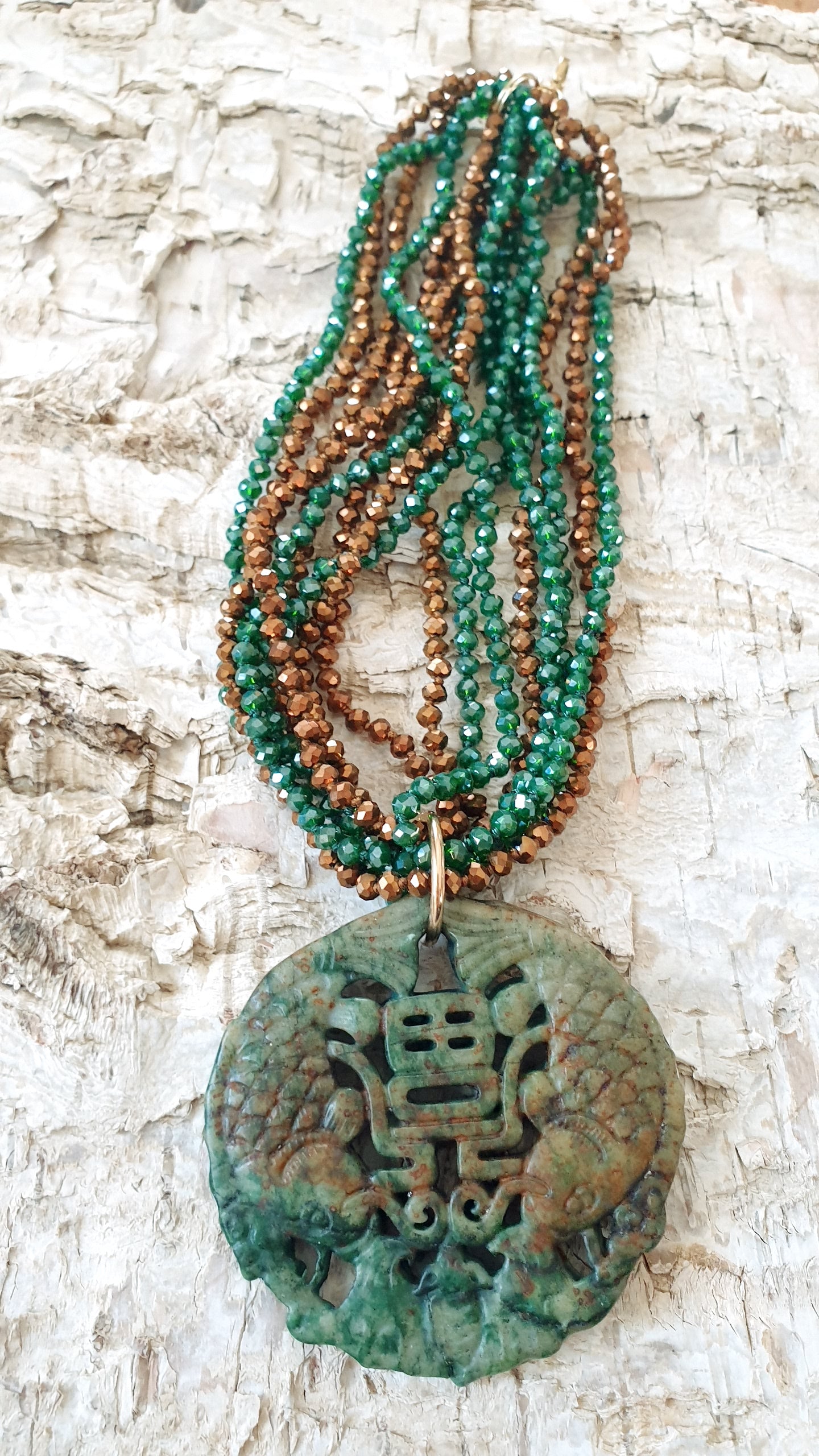 Girocollo di cristallini con giada intagliata