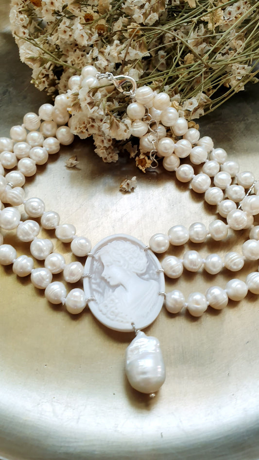 Girocollo a tre fili di perle con cammeo inciso e perla barocca. Pezzo unico