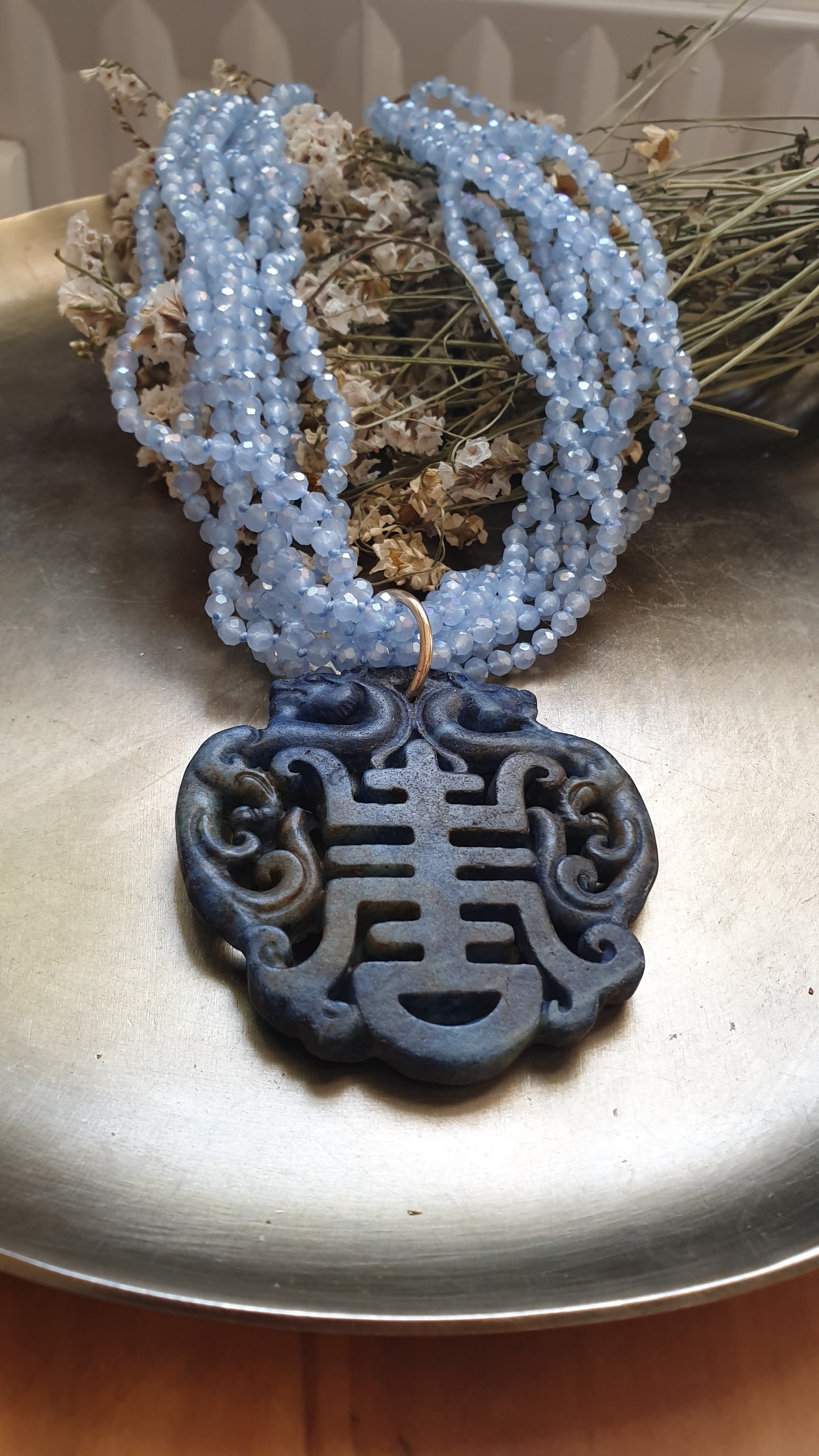 Girocollo di cristallini con giada intagliata