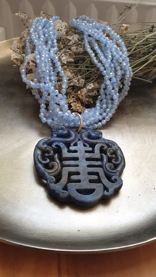 Girocollo di cristallini con giada intagliata