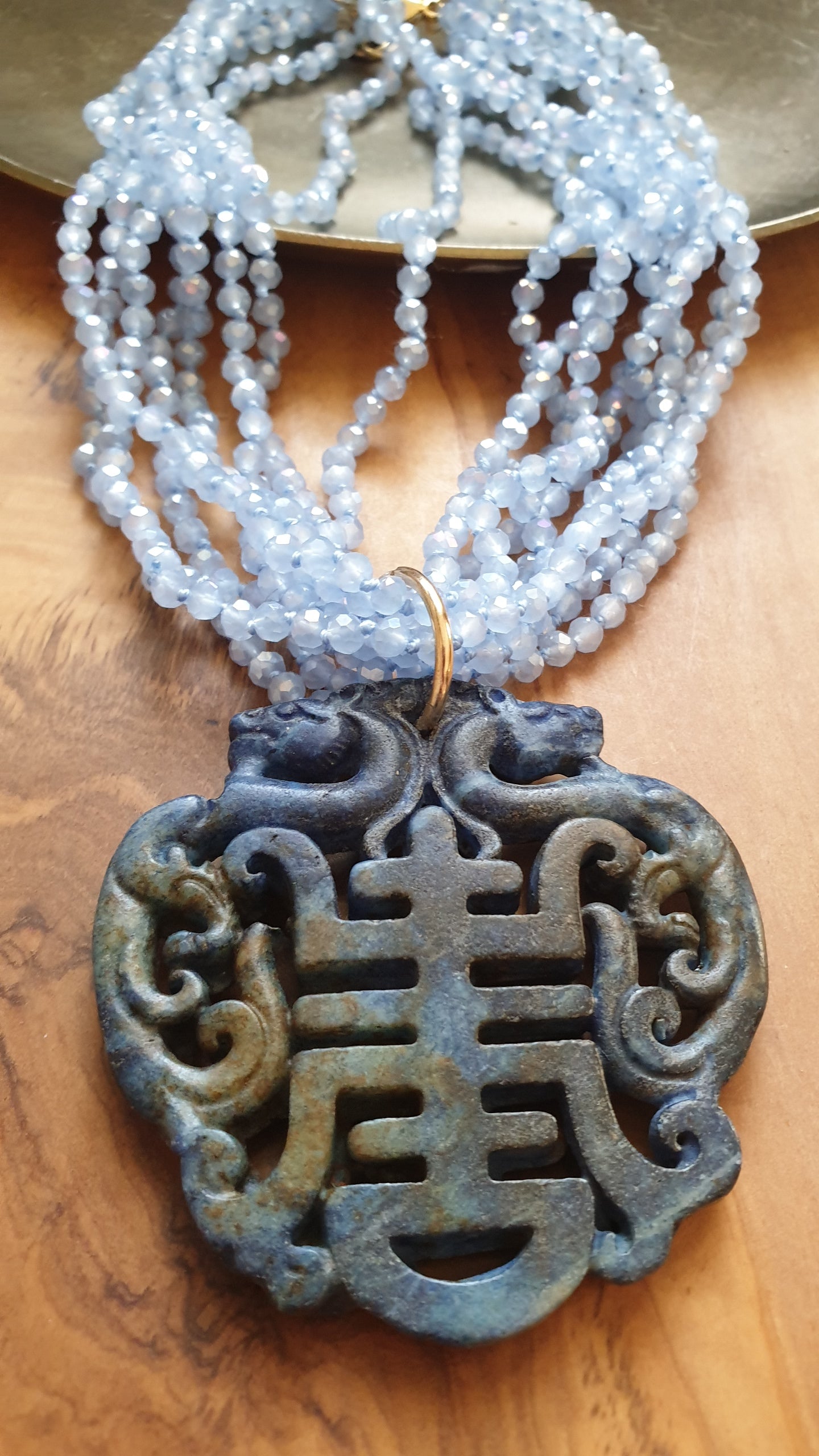 Girocollo di cristallini con giada intagliata