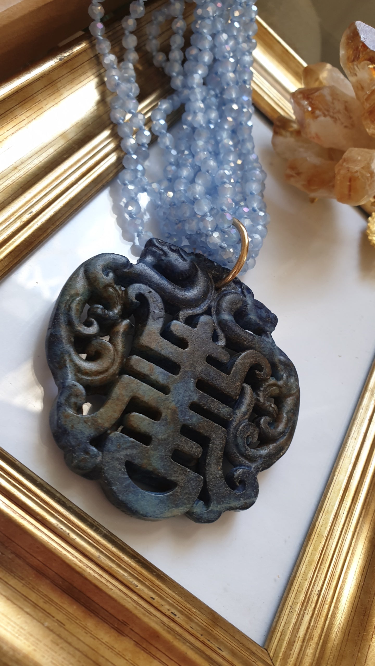 Girocollo di cristallini con giada intagliata