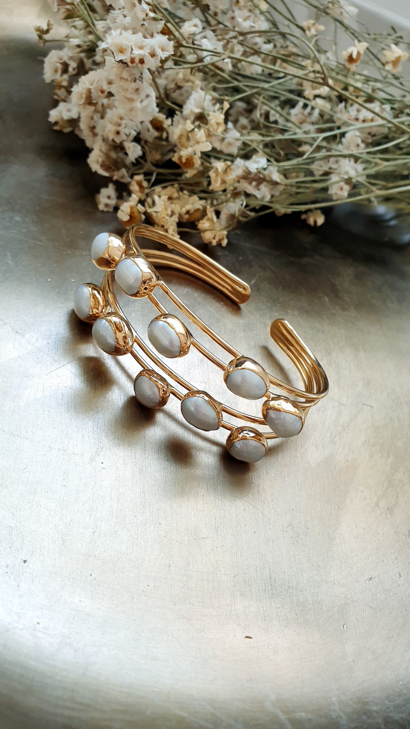 Bracciale in ottone con perle di fiume