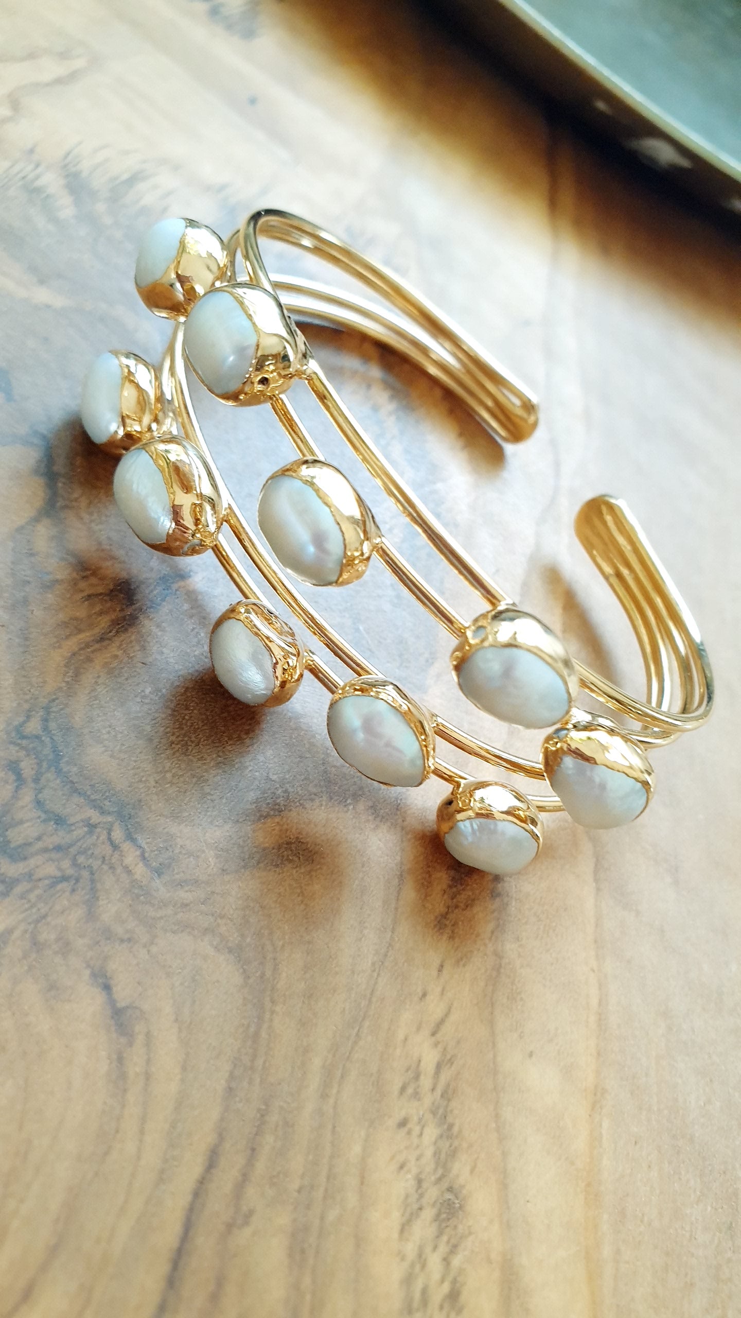 Bracciale in ottone con perle di fiume