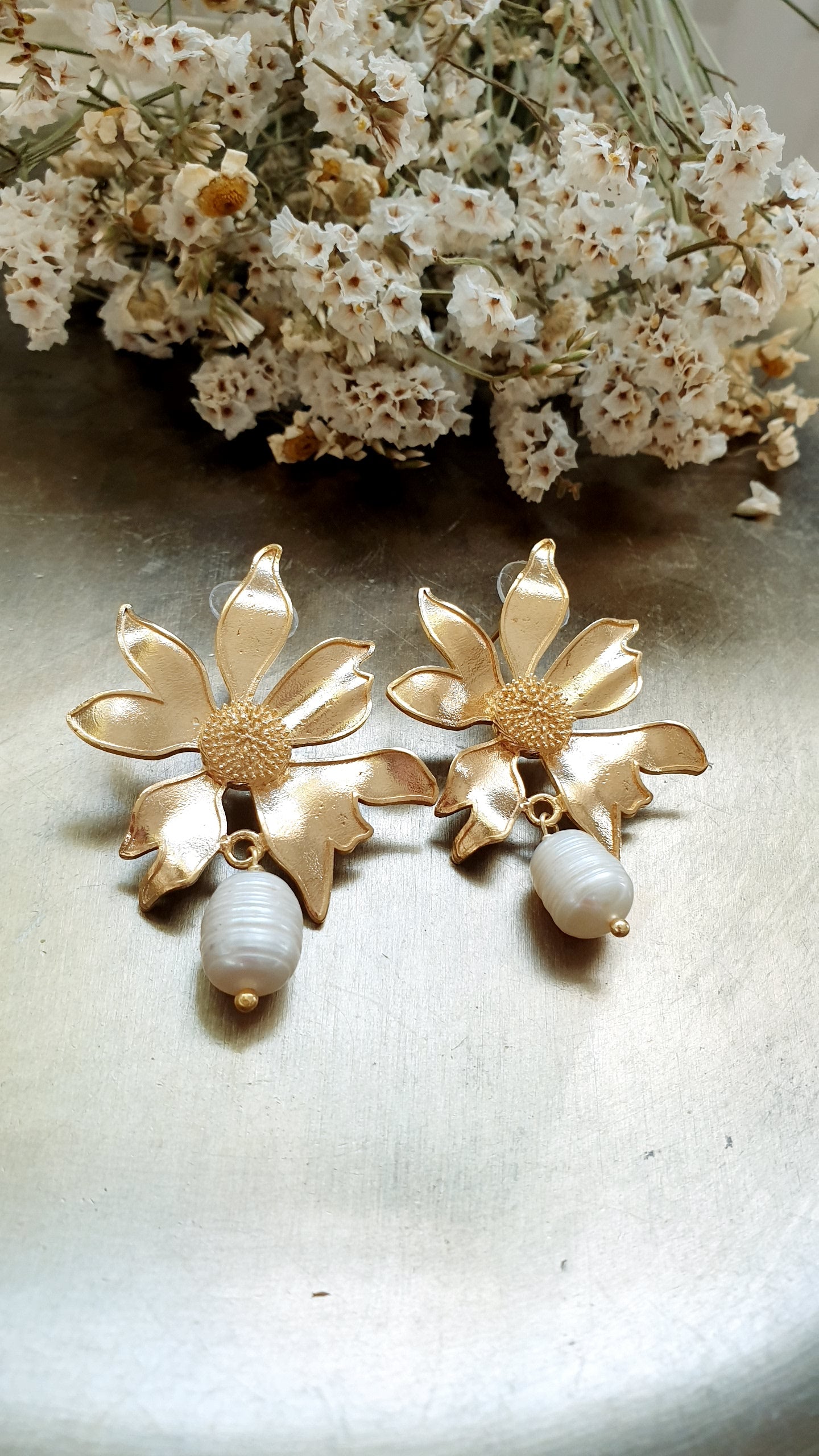 Orecchini in ottone con perla di fiume