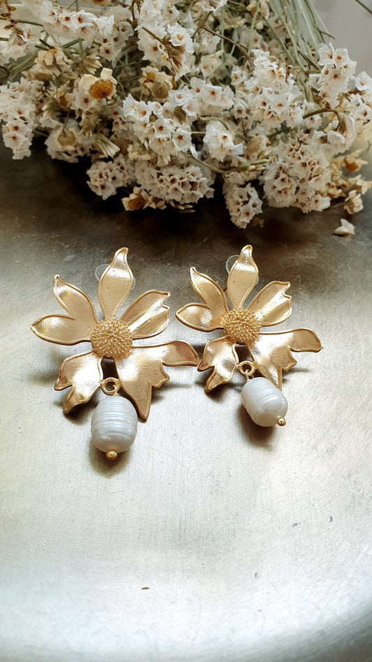 Orecchini in ottone con perla di fiume