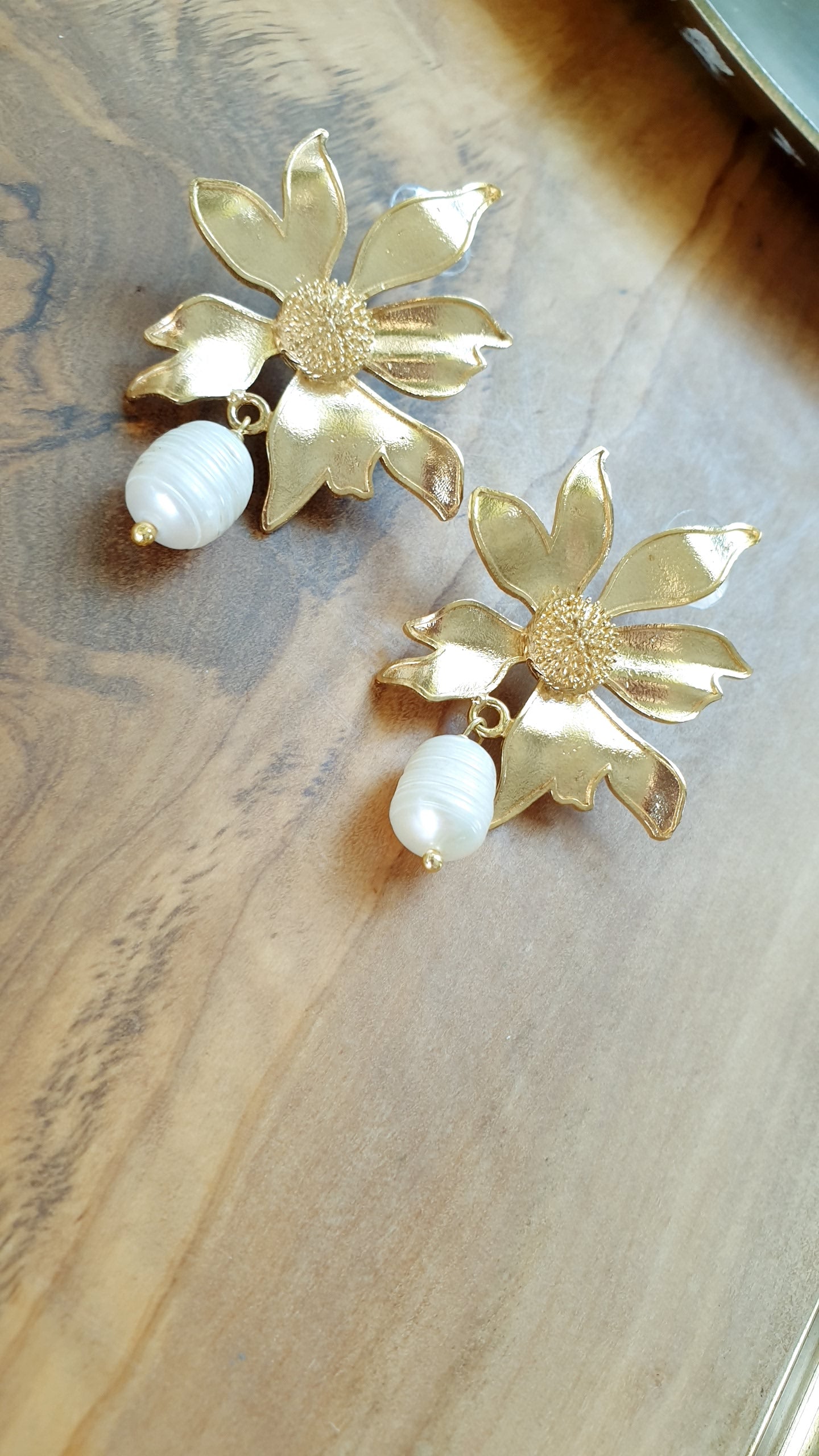 Orecchini in ottone con perla di fiume