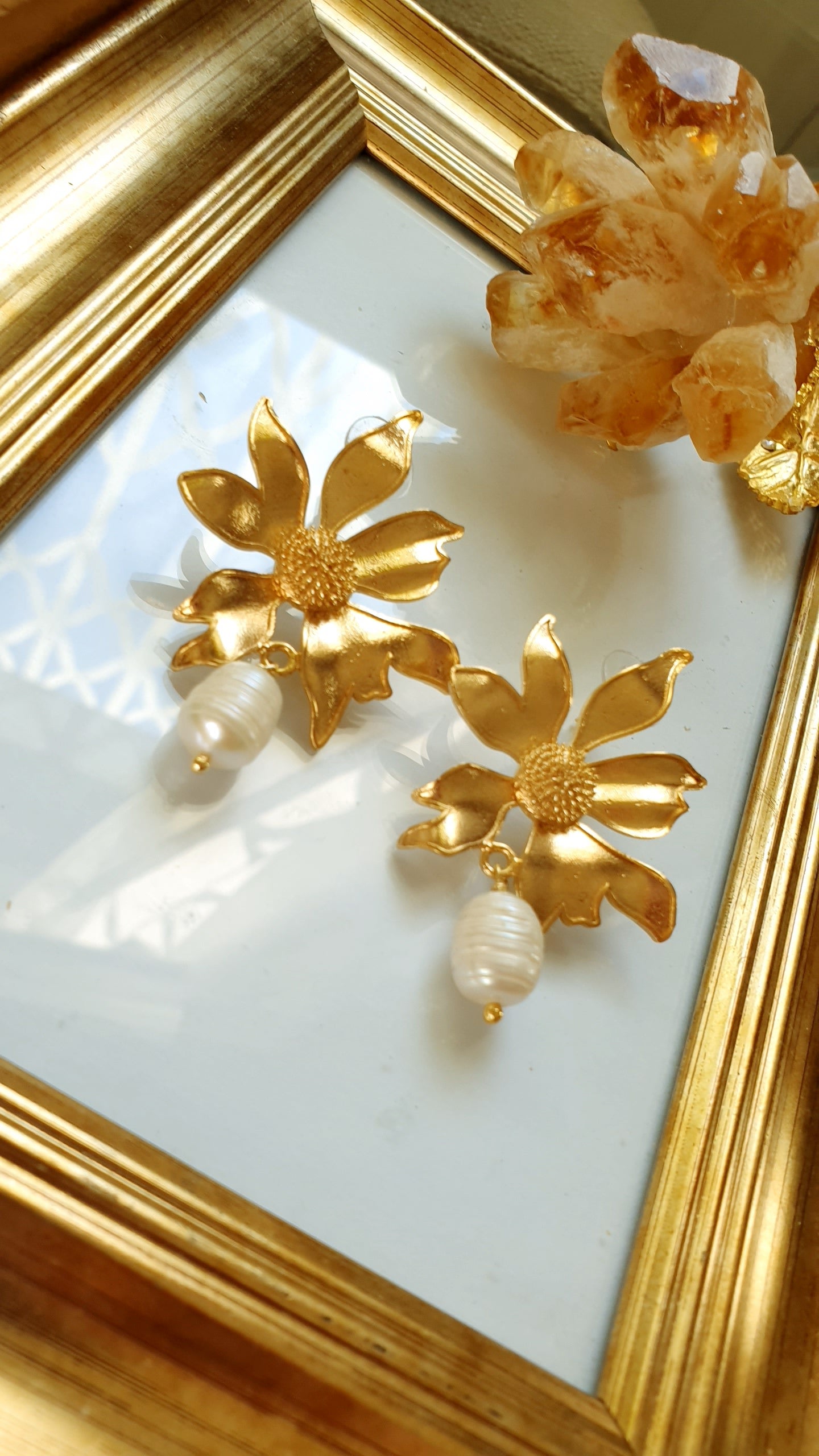 Orecchini in ottone con perla di fiume