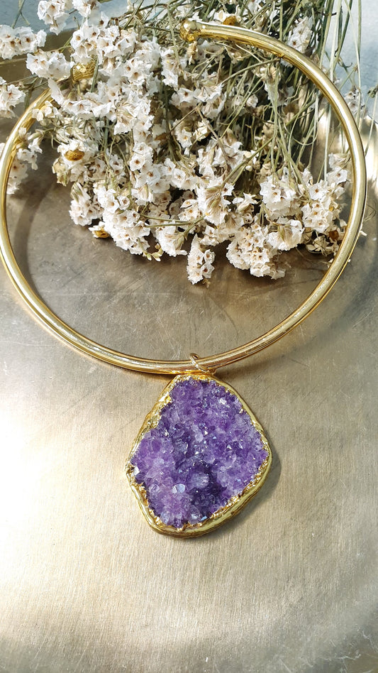 Girocollo dorato con grande drusa di ametista