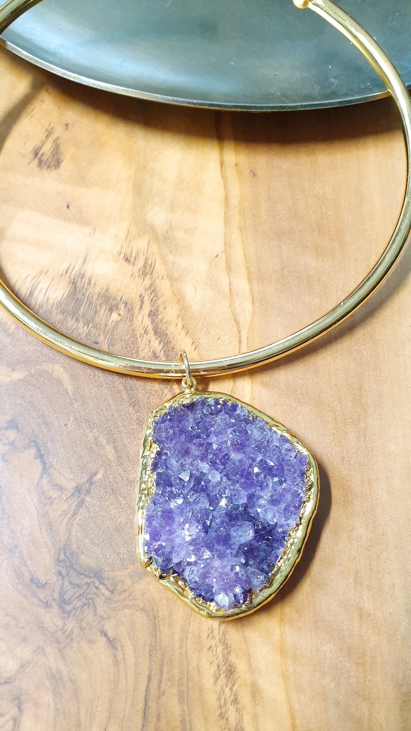 Girocollo dorato con grande drusa di ametista