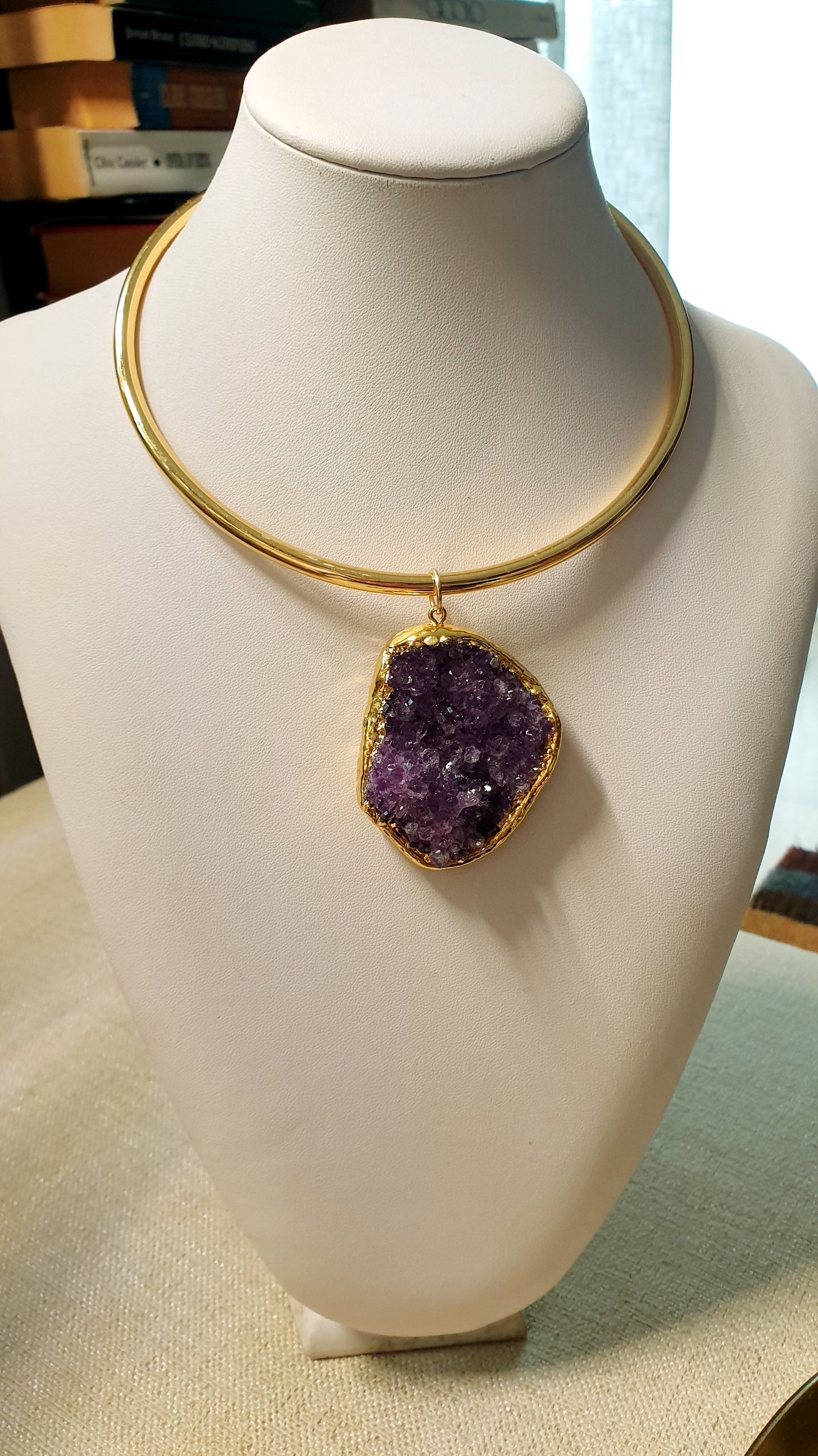 Girocollo dorato con grande drusa di ametista