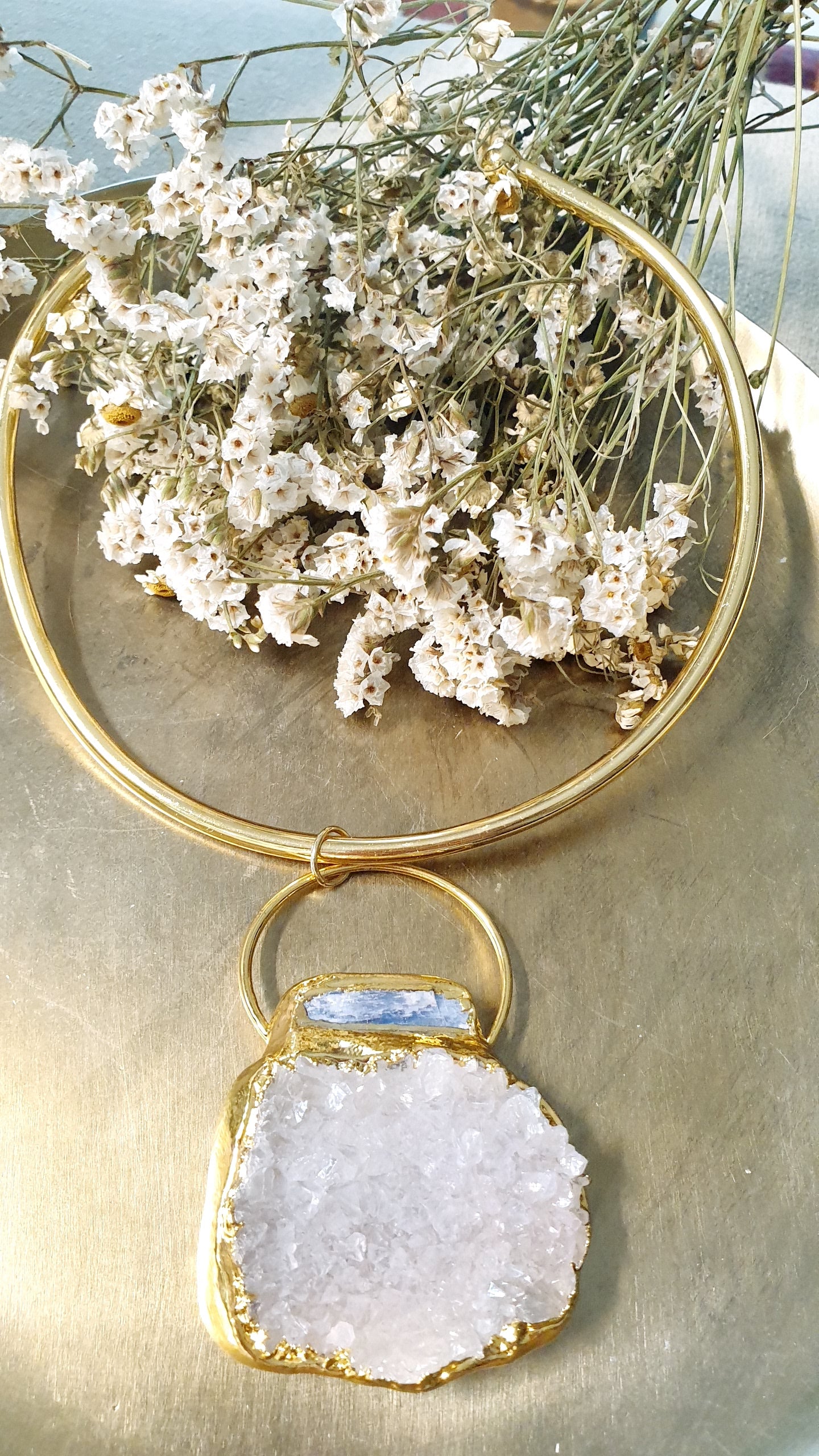 Girocollo dorato con grande drusa di quarzo