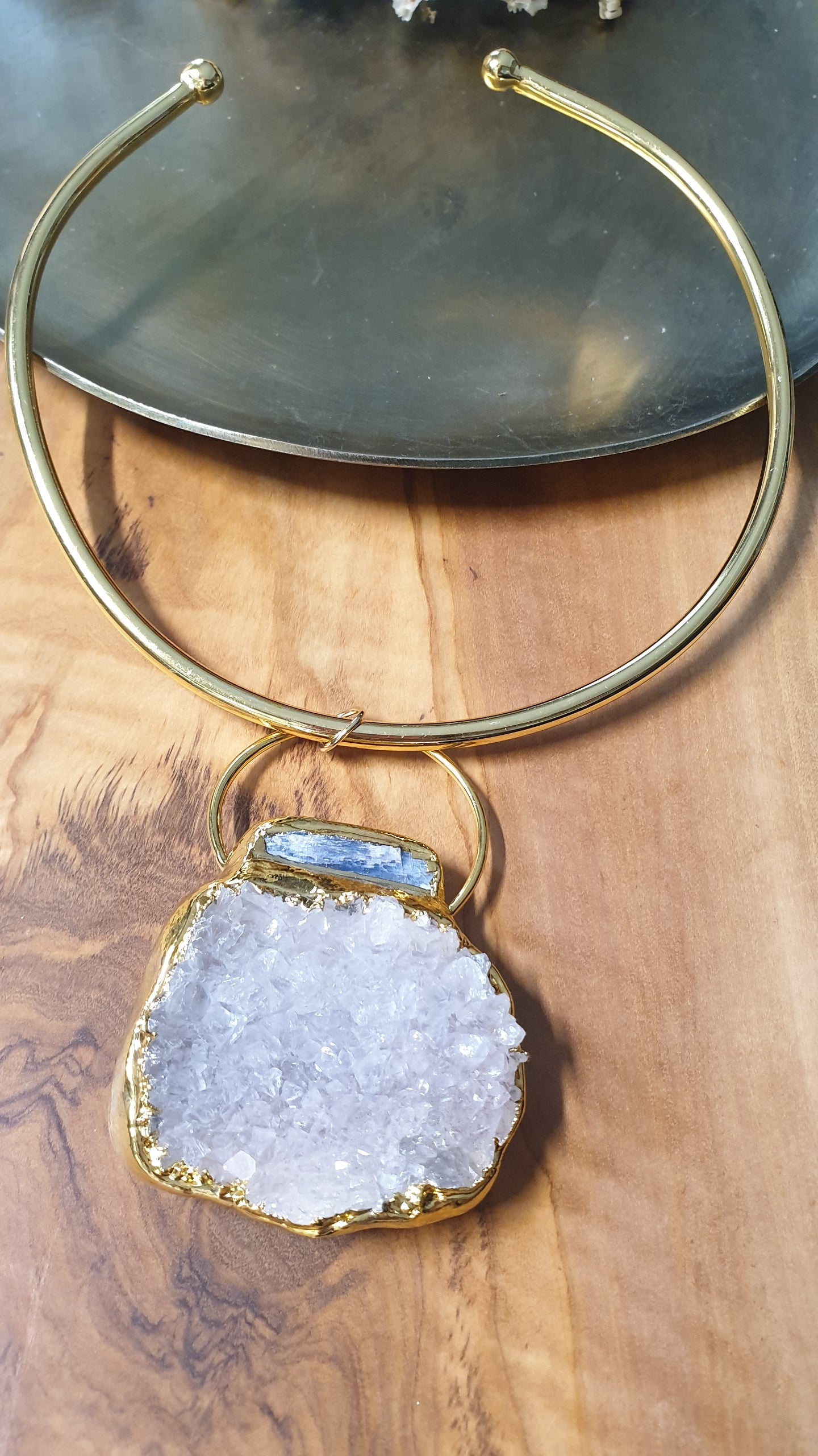 Girocollo placcato oro con grande drusa di ametista con cianite, quarzo ametrino.