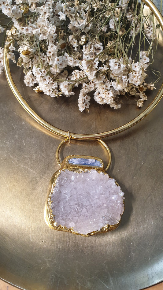 Girocollo dorato con grande drusa di quarzo