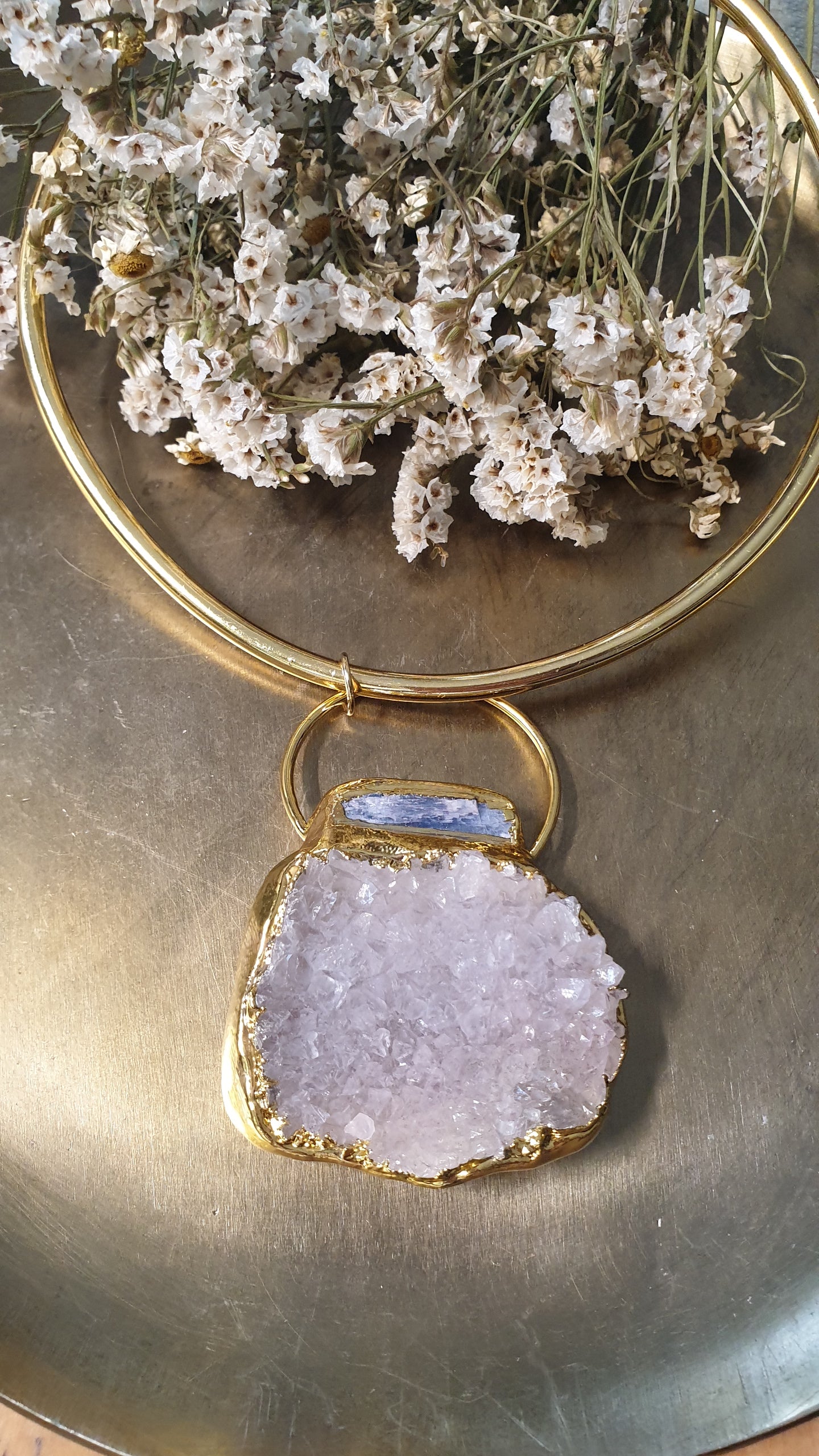 Girocollo placcato oro con grande drusa di ametista con cianite, quarzo ametrino.