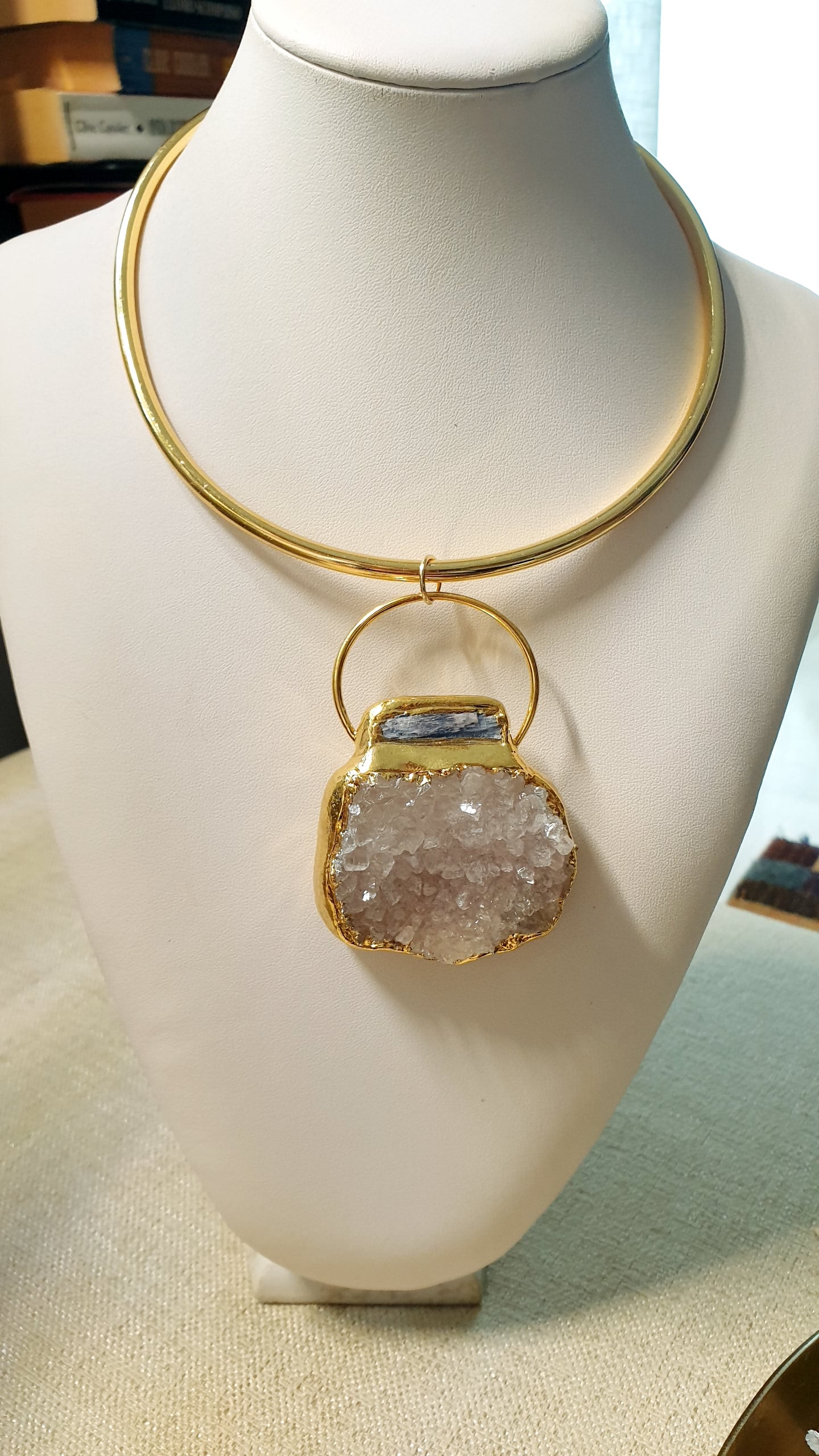 Girocollo placcato oro con grande drusa di ametista con cianite, quarzo ametrino.