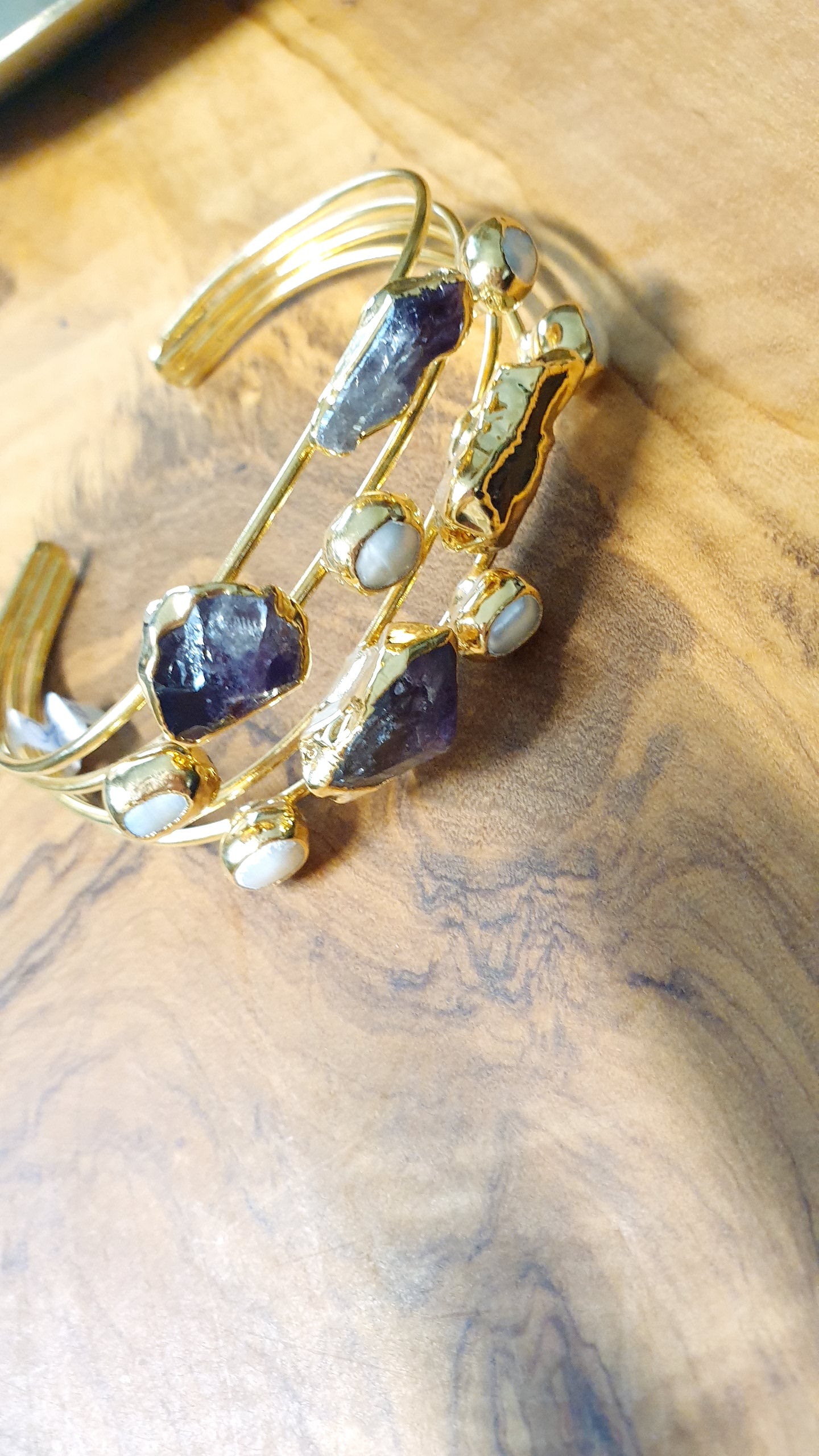 Bracciale in ottone con perle e pietre