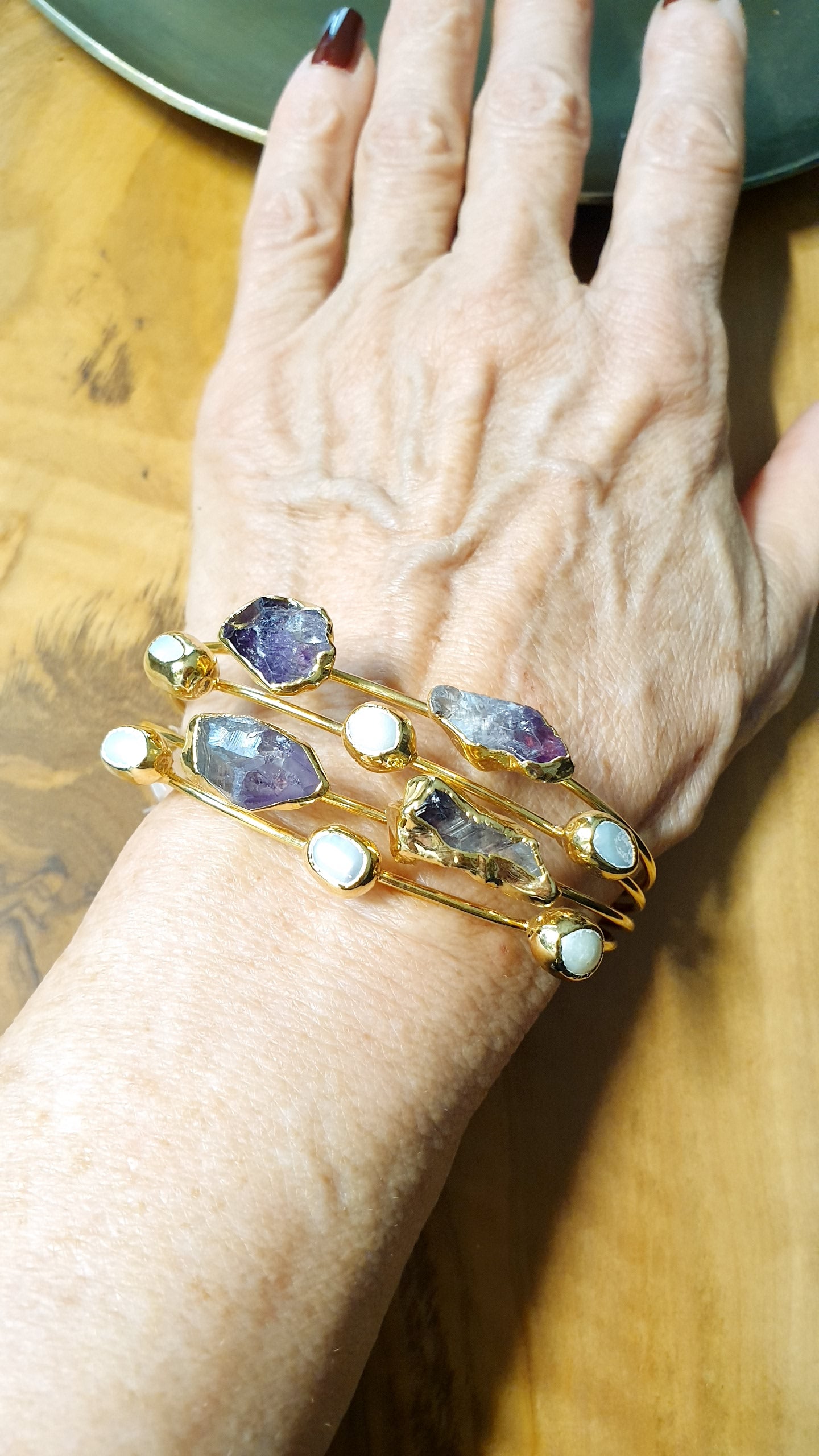 Bracciale in ottone con perle e pietre