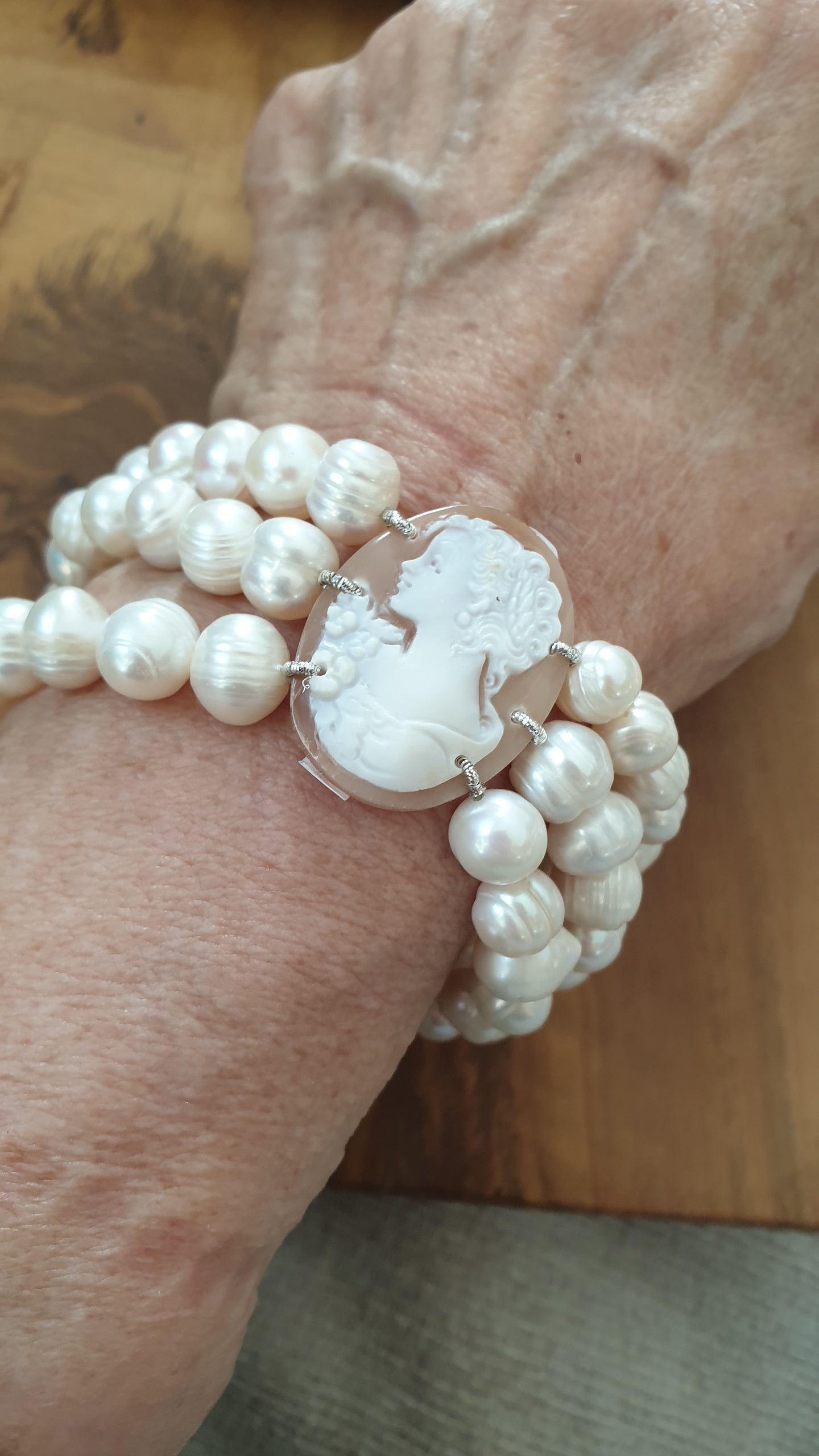 Bracciale cammeo e perle di fiume