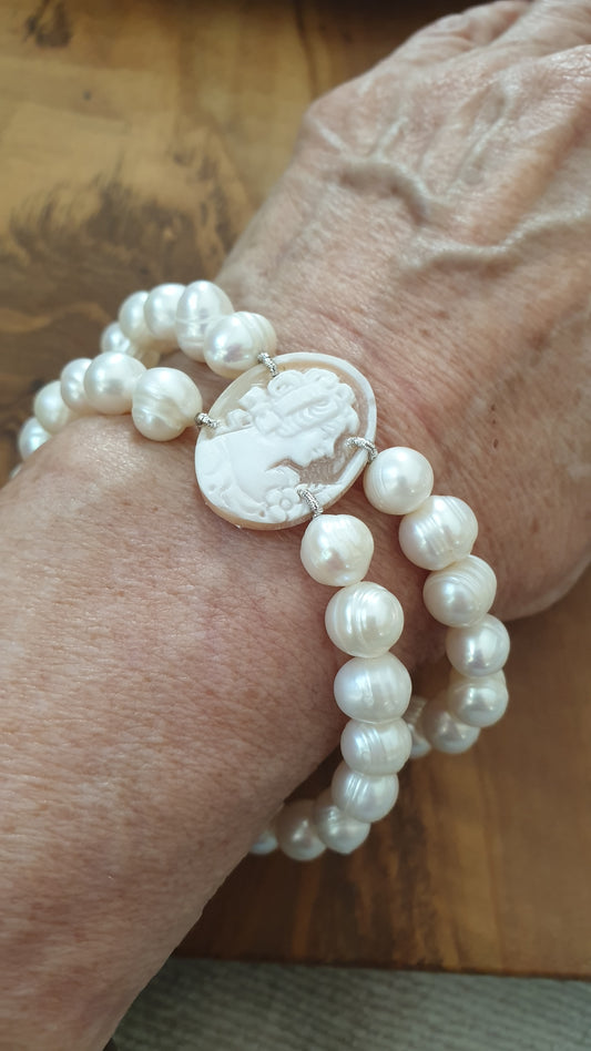 Bracciale in perle di fiume e cammeo