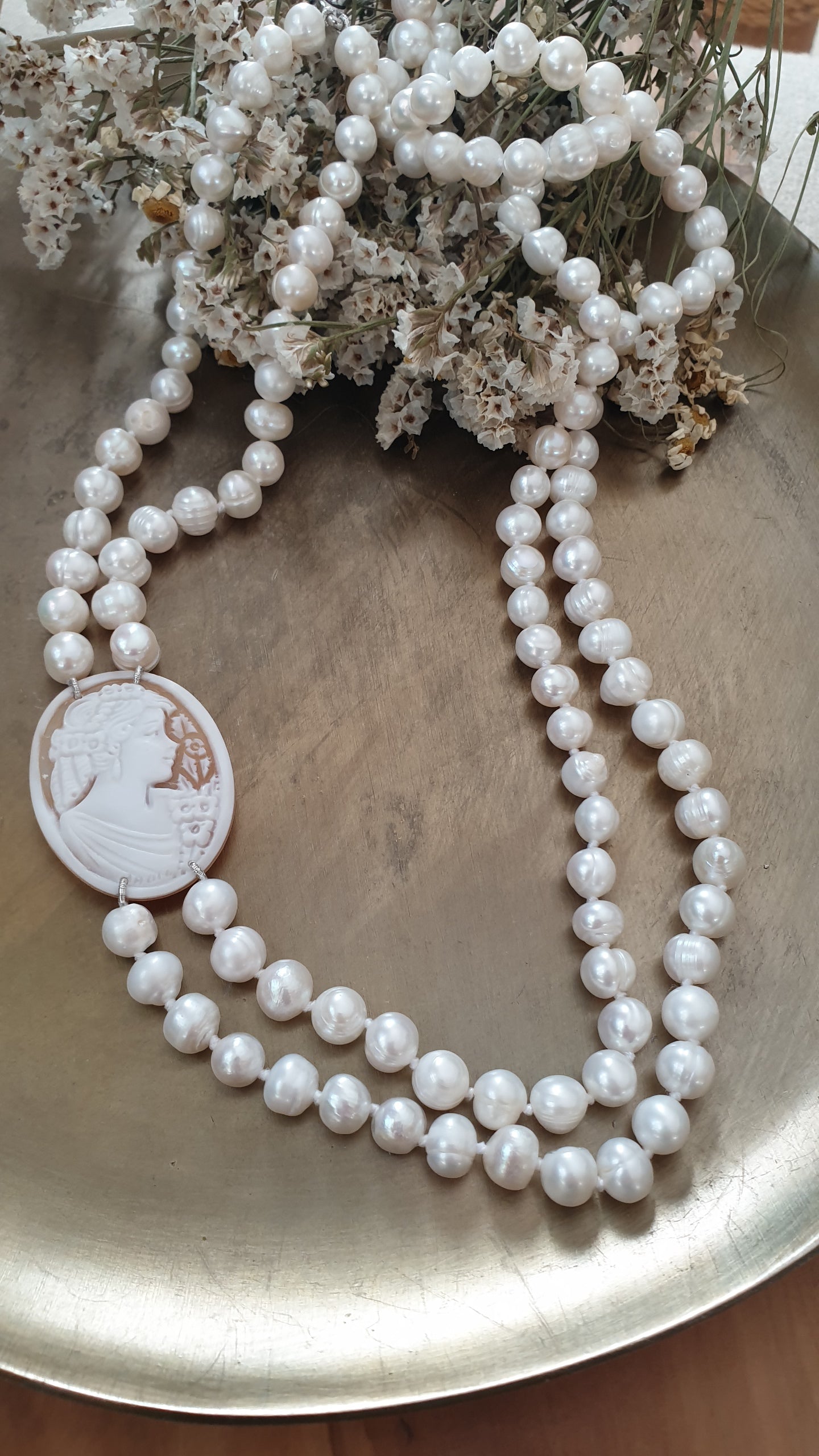 Lunga collana in perle di fiume con cammeo autentico