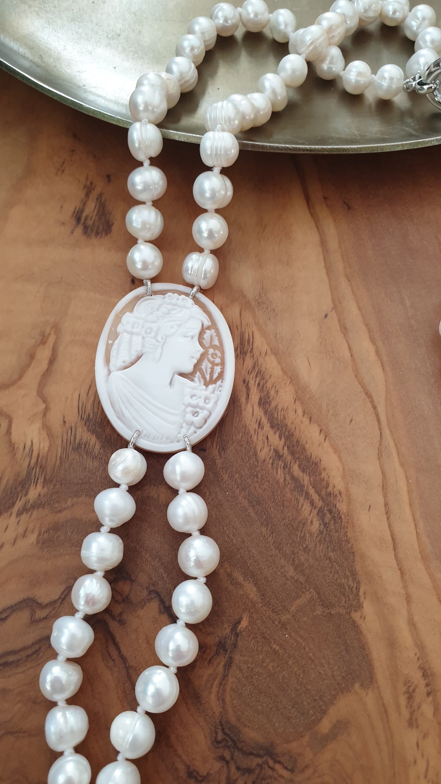 Lunga collana in perle di fiume con cammeo autentico