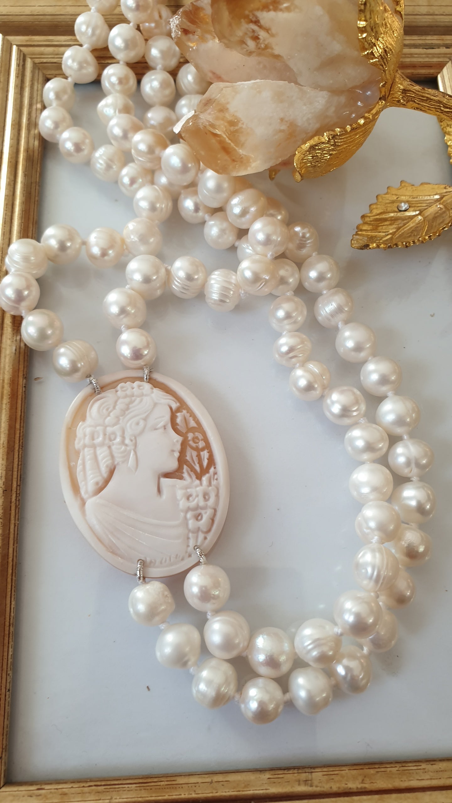 Lunga collana in perle di fiume con cammeo autentico