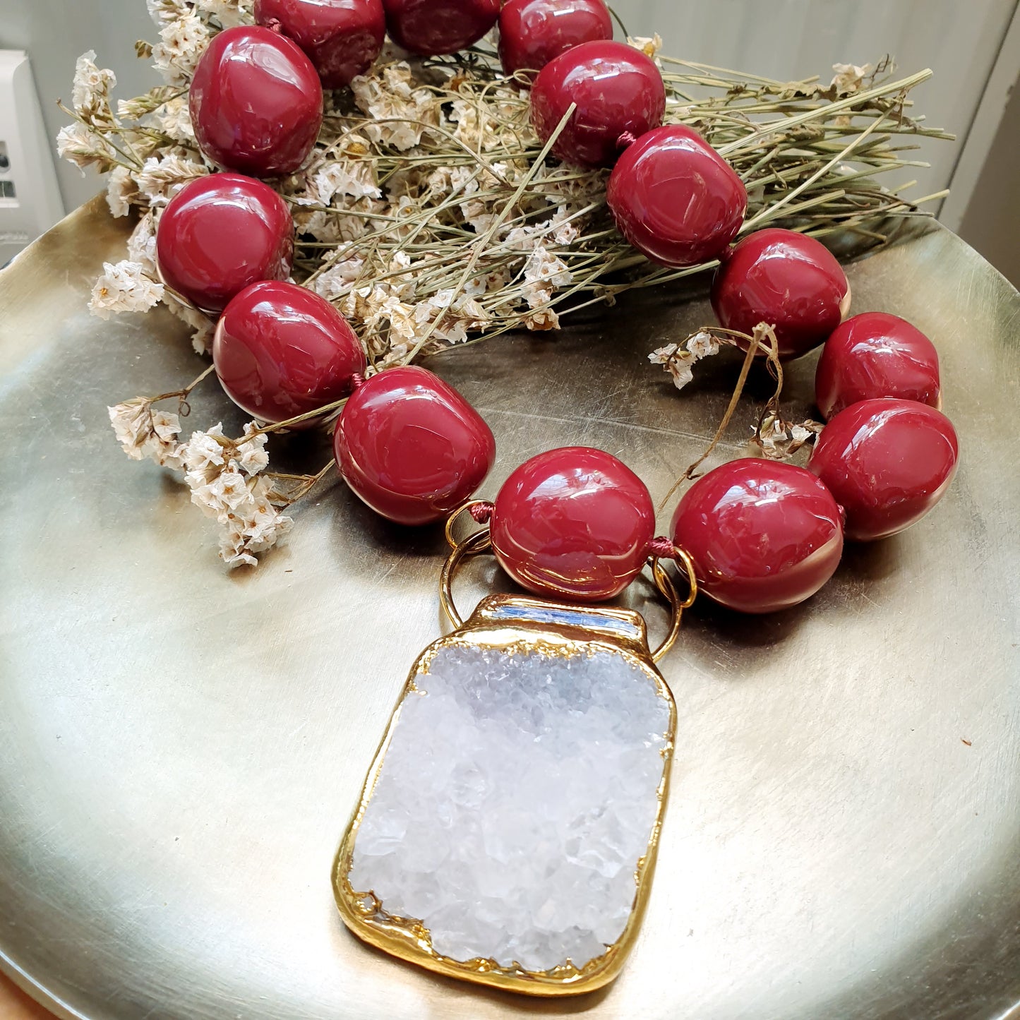 Collana in resina borgogna con grande drusa di quarzo.