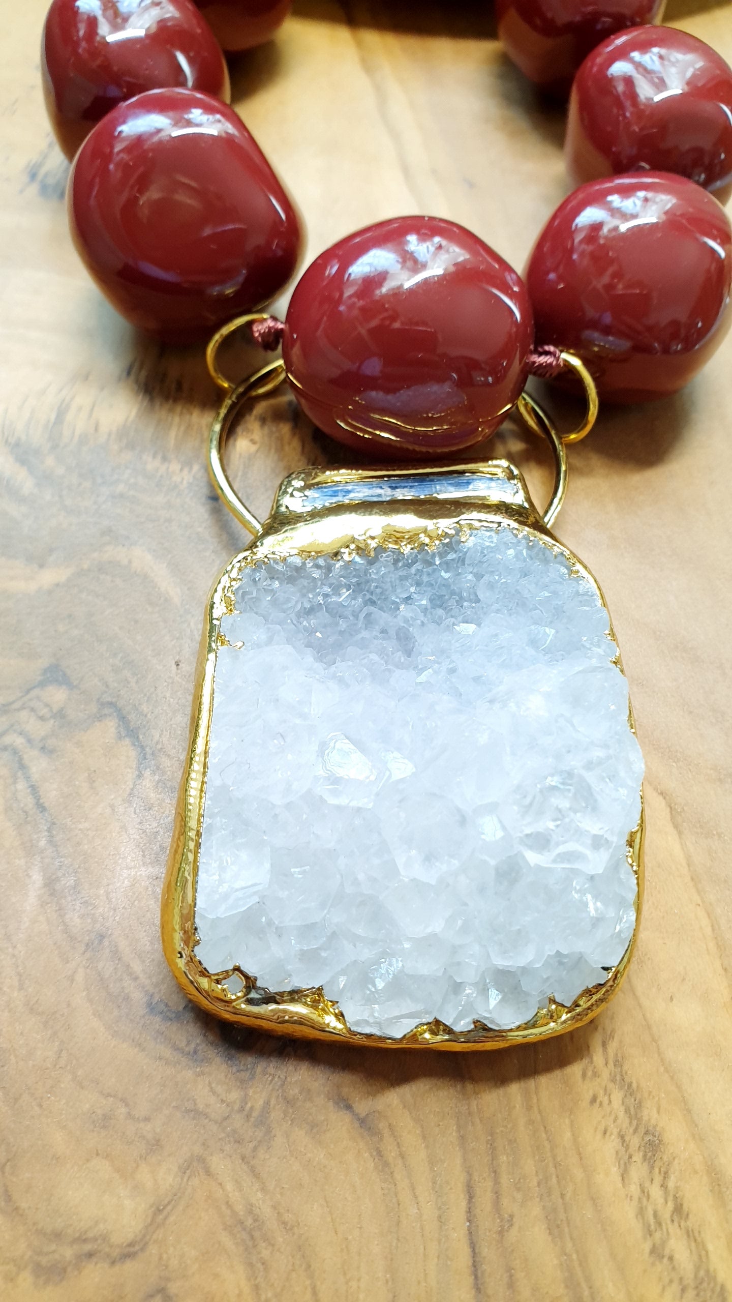 Collana in resina borgogna con grande drusa di quarzo.