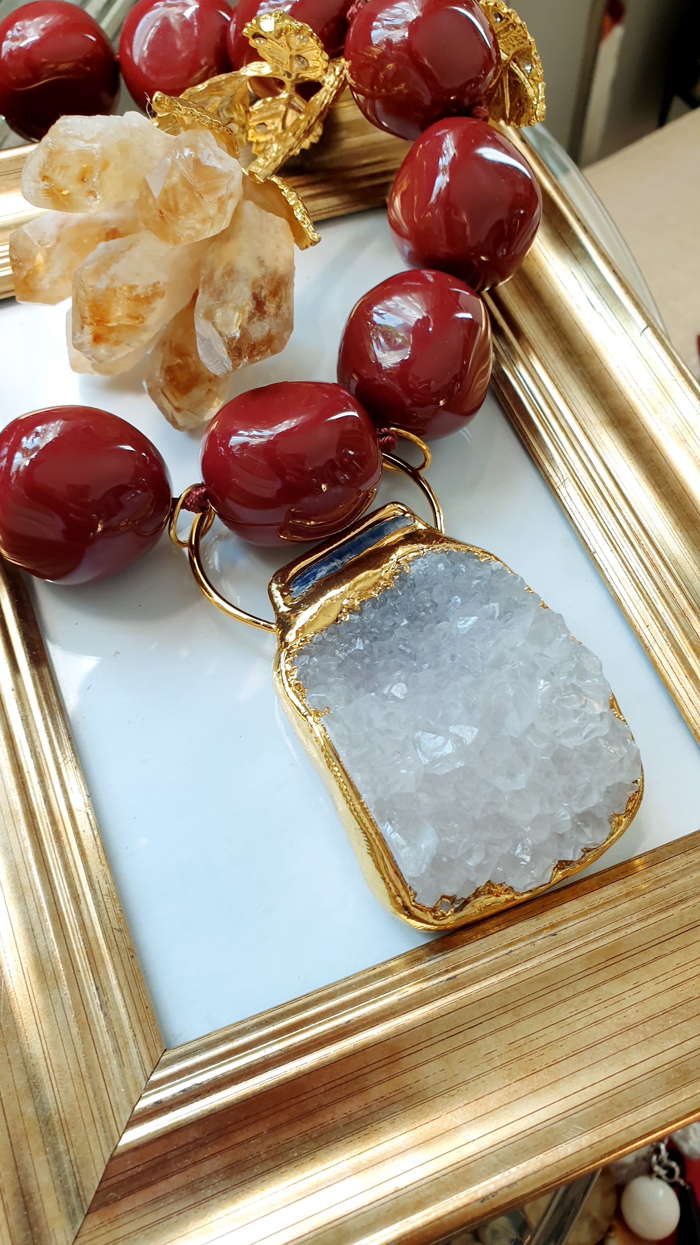 Collana in resina borgogna con grande drusa di quarzo.