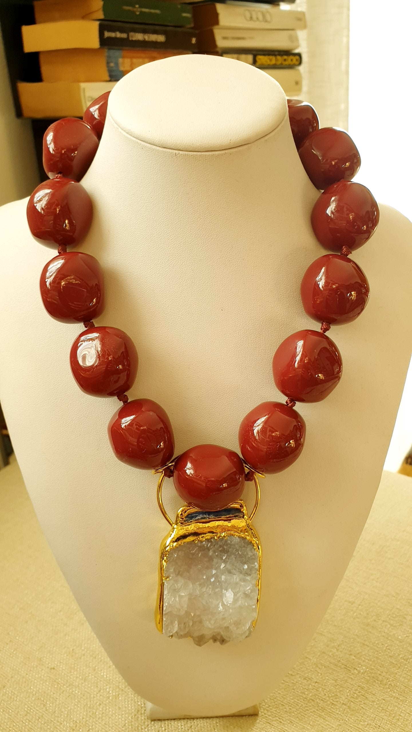 Collana in resina borgogna con grande drusa di quarzo.