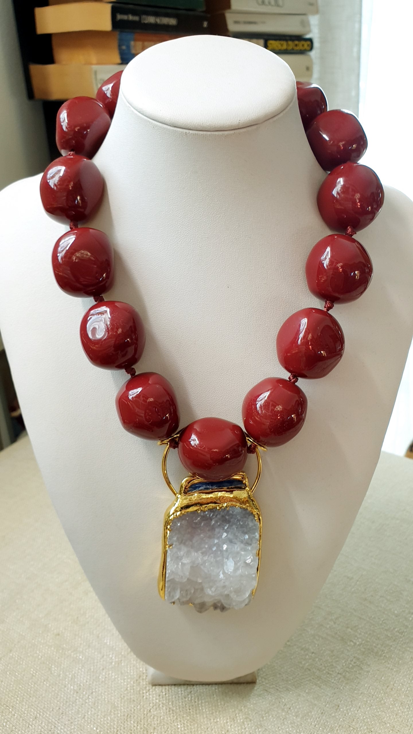 Collana in resina borgogna con grande drusa di quarzo.