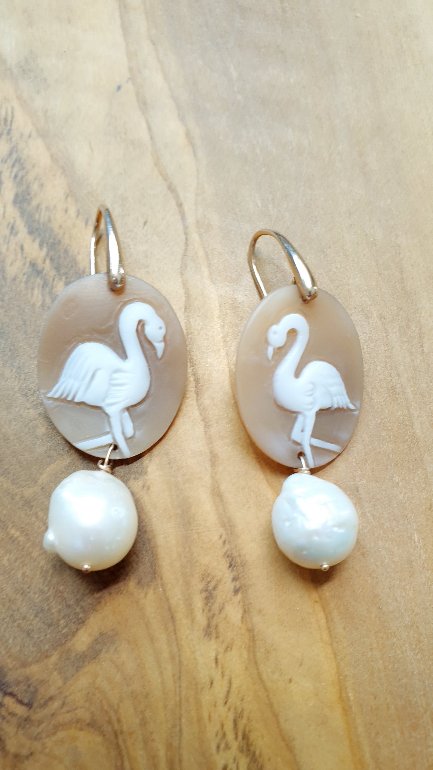 Orecchini in argento con cammei fenicotteri e perle