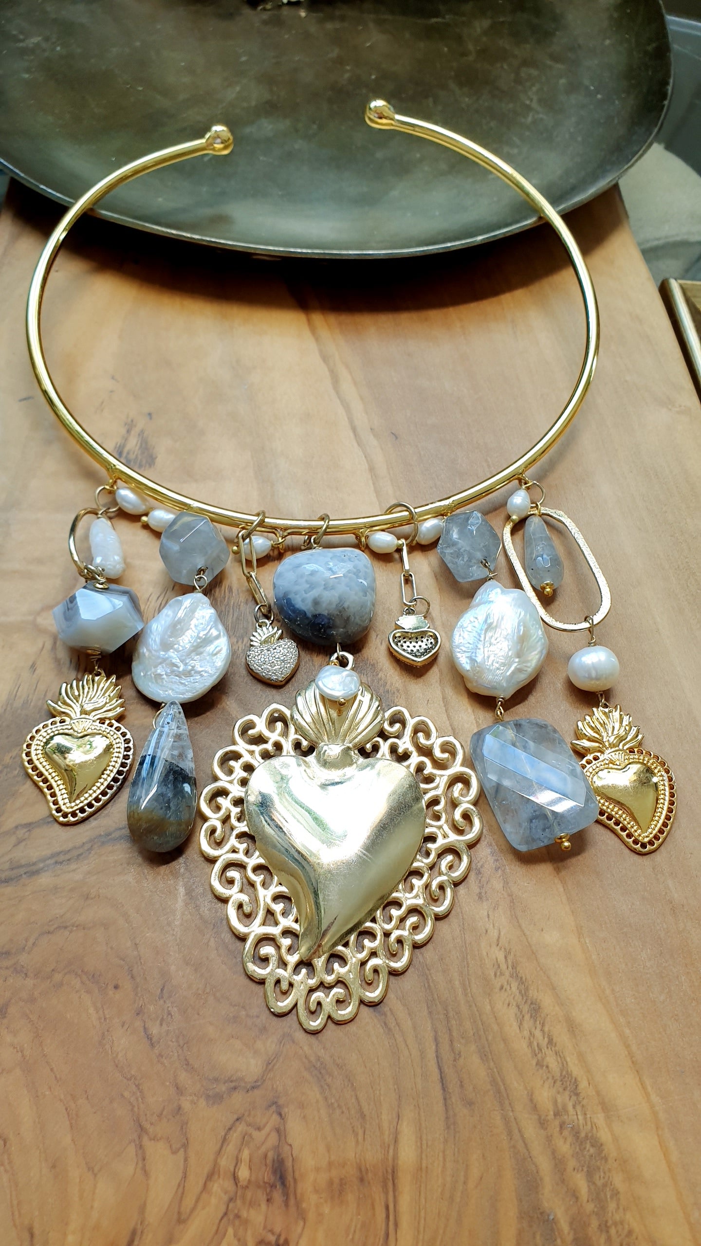 Girocollo in filo placcato oro con cuore sacro, perle e agate