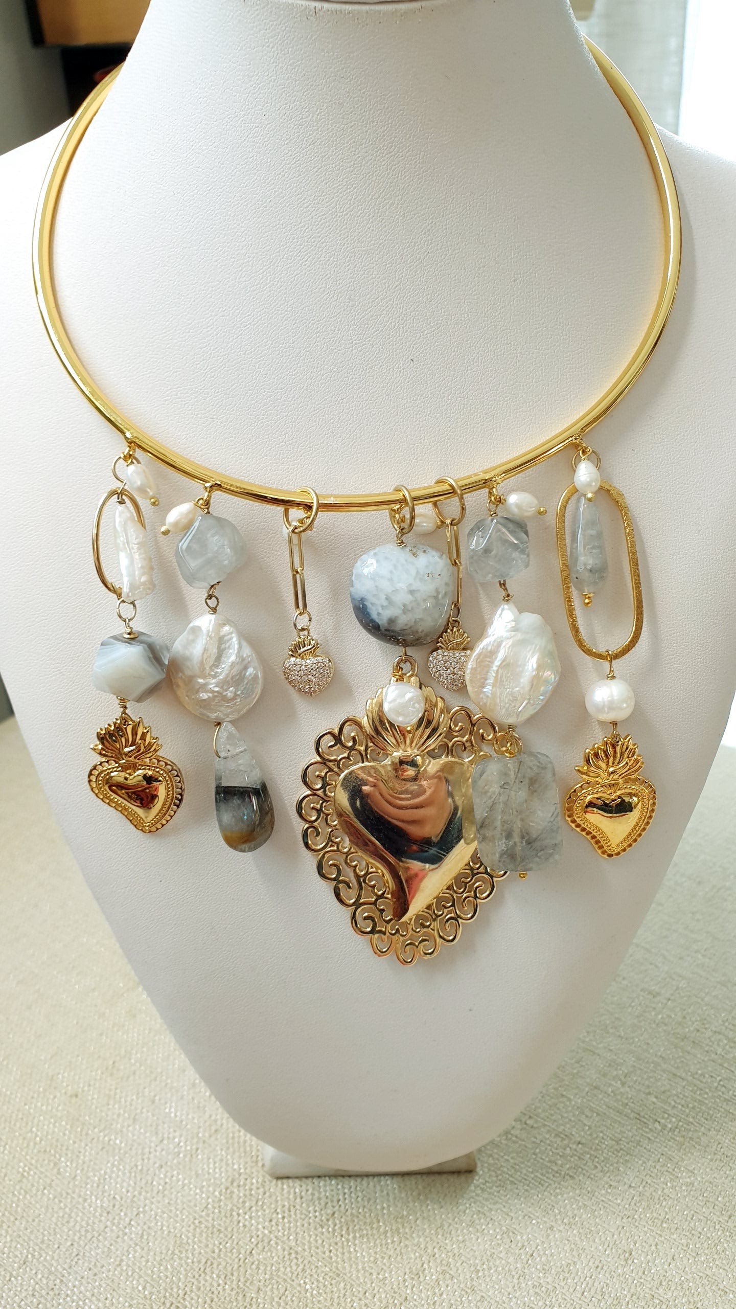 Girocollo in filo placcato oro con cuore sacro, perle e agate