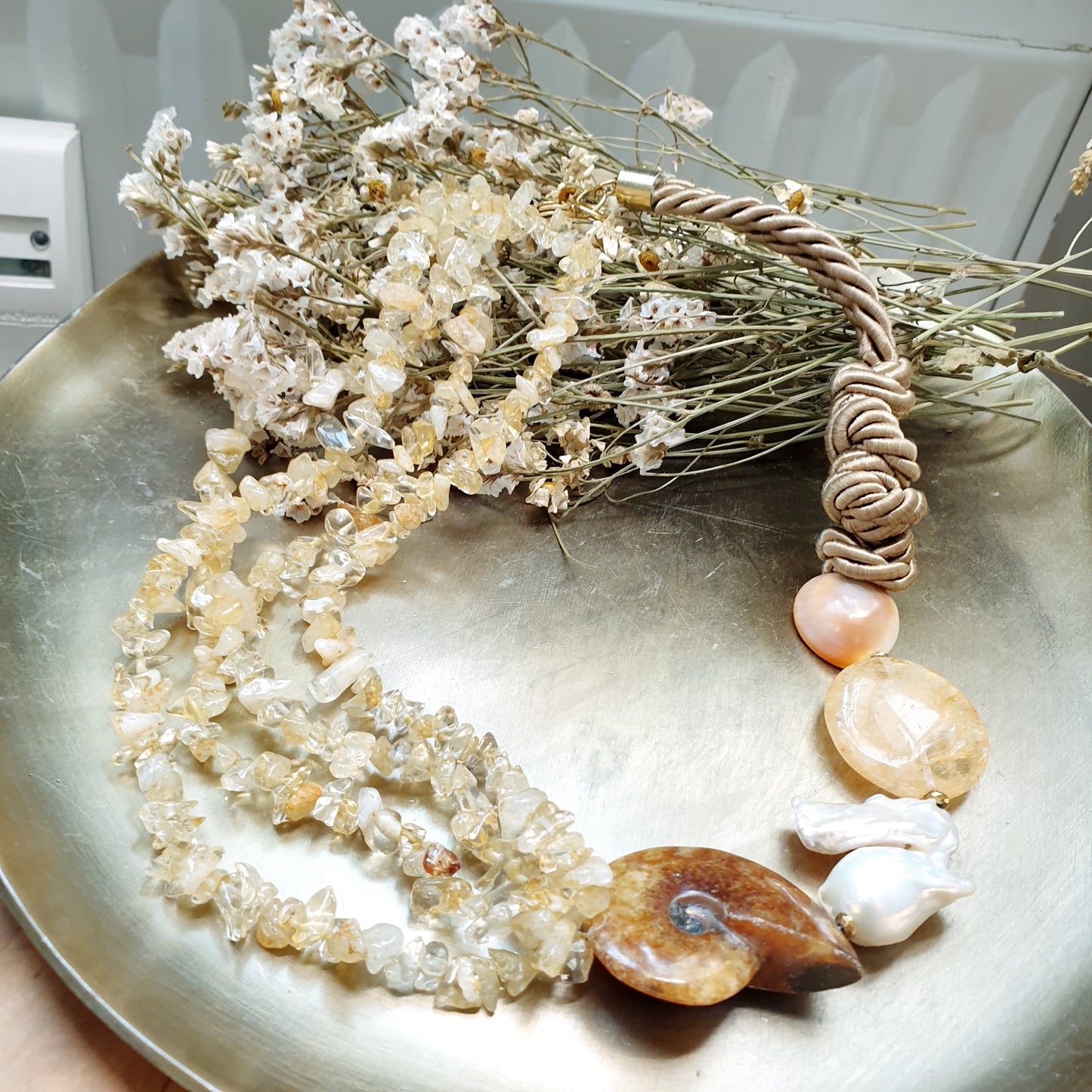 Girocollo con ammonite, perla, citrino, occhio di S. Lucia