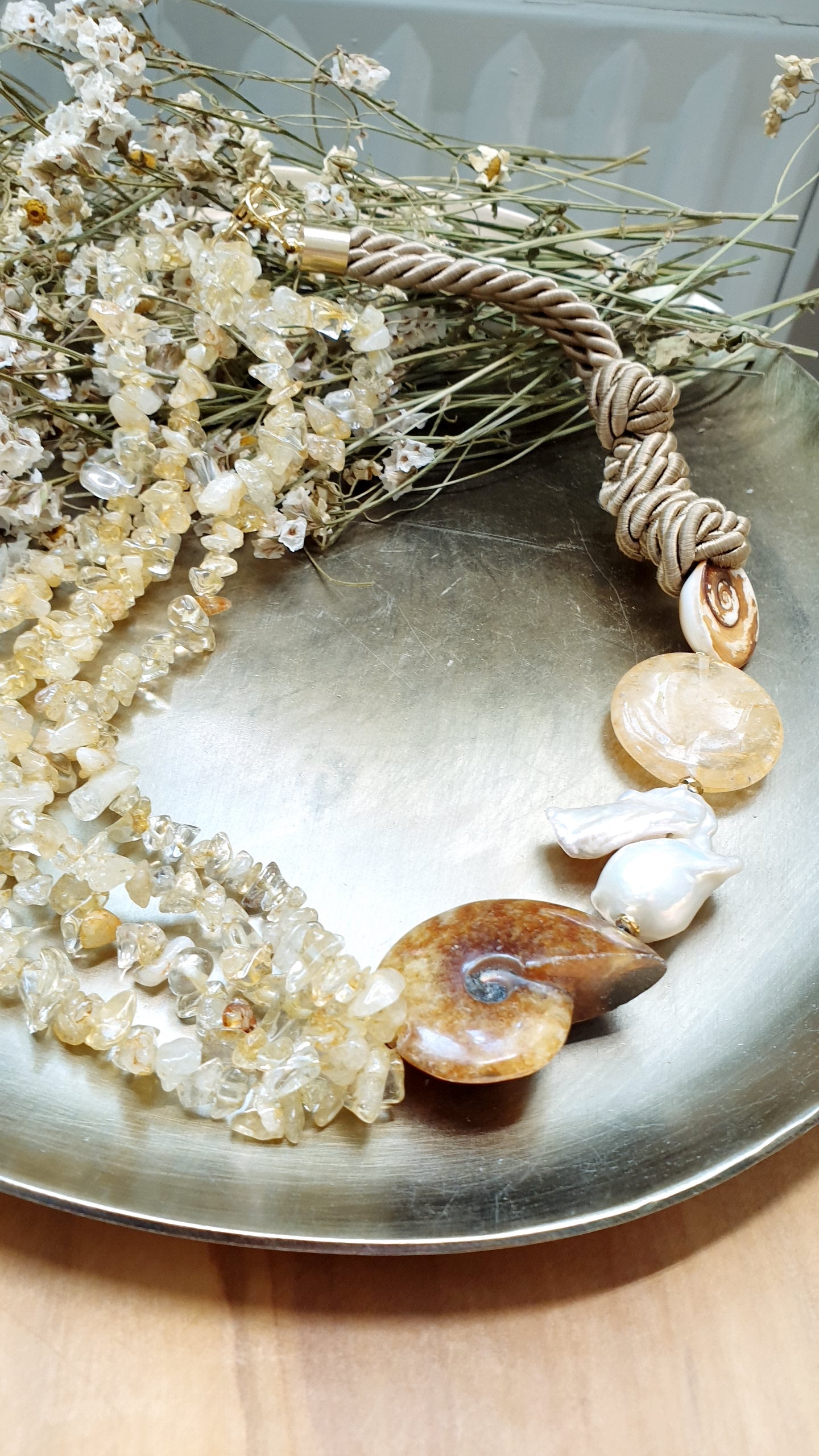 Girocollo con ammonite, perla, citrino, occhio di S. Lucia