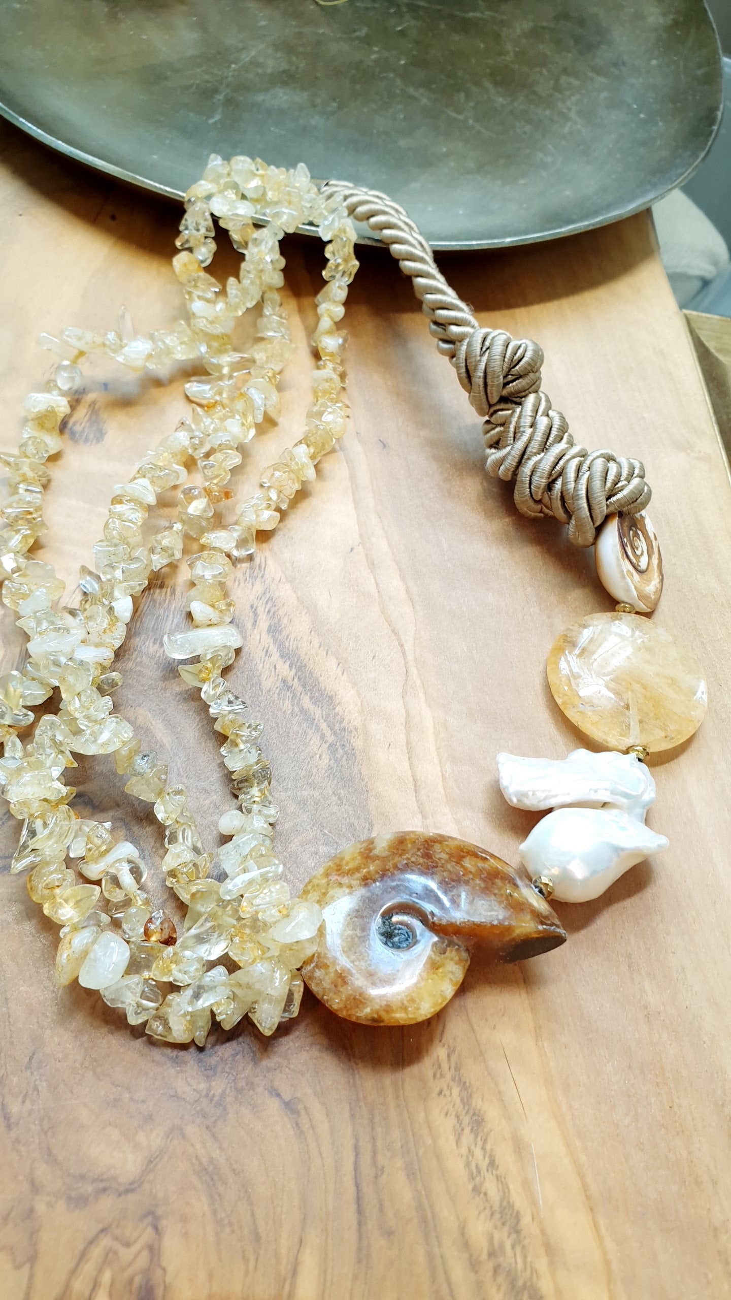 Girocollo con ammonite, perla, citrino, occhio di S. Lucia