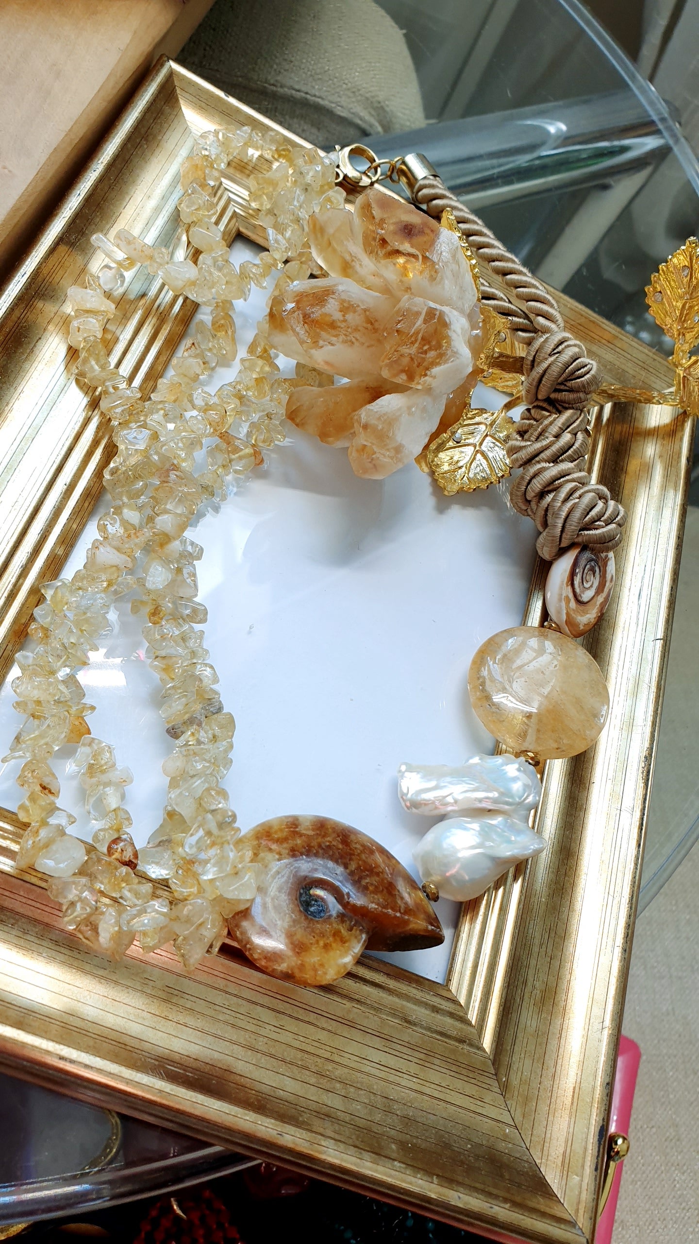Girocollo con ammonite, perla, citrino, occhio di S. Lucia