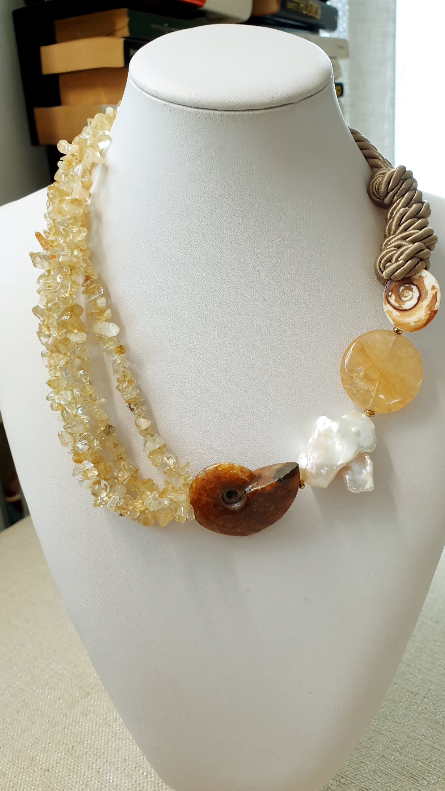 Girocollo con ammonite, perla, citrino, occhio di S. Lucia
