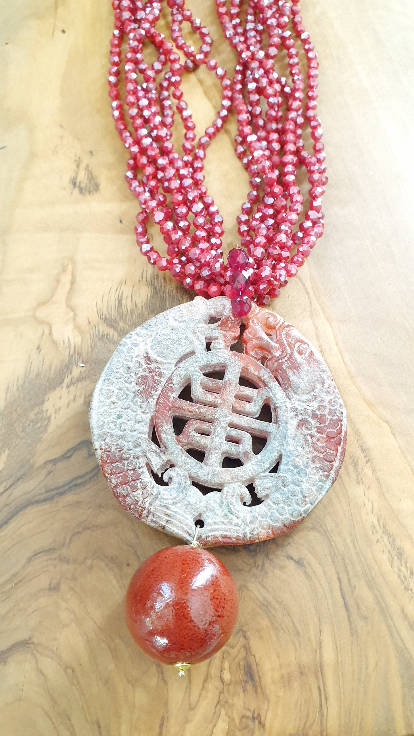 Girocollo di cristallini con giada e ceramica