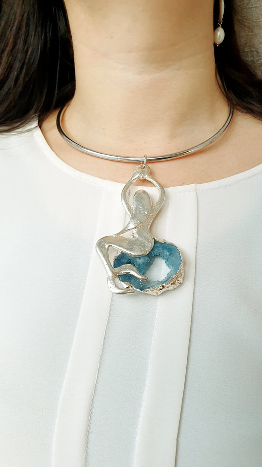 Versilberte Meerjungfrau-Halskette mit Achat-Druse und Seidenhalsband.