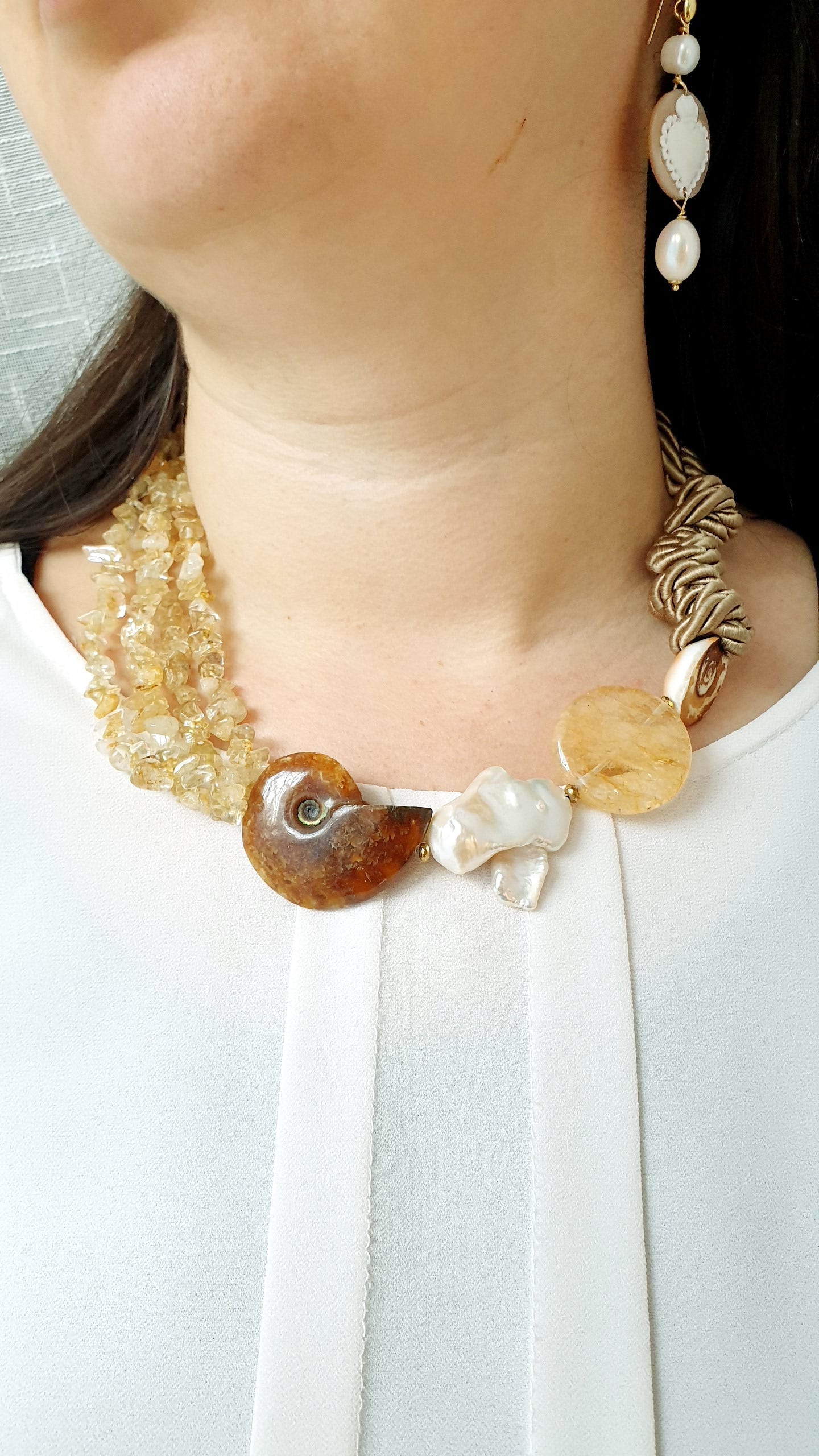 Girocollo con ammonite, perla, citrino, occhio di S. Lucia