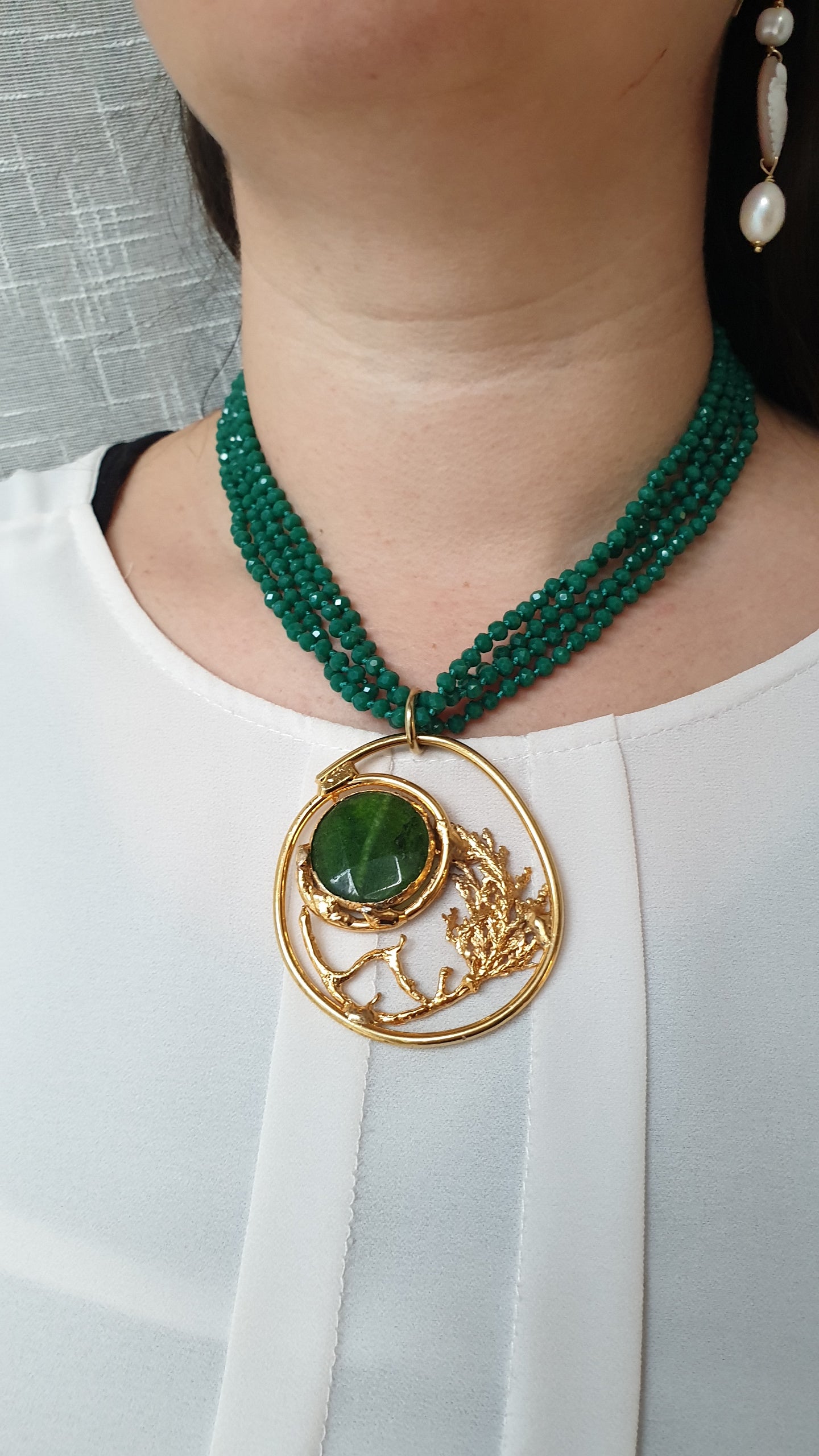 Girocollo di cristallini con ciondolo placcato oro e agata verde