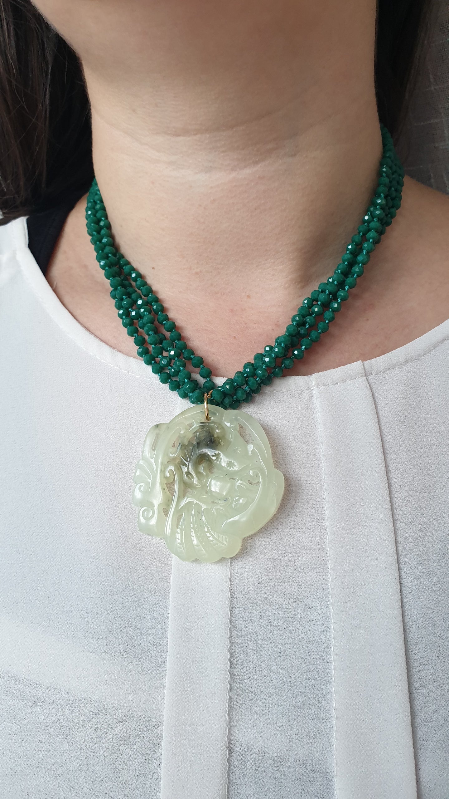 Girocollo di cristallini con giada verde intagliata
